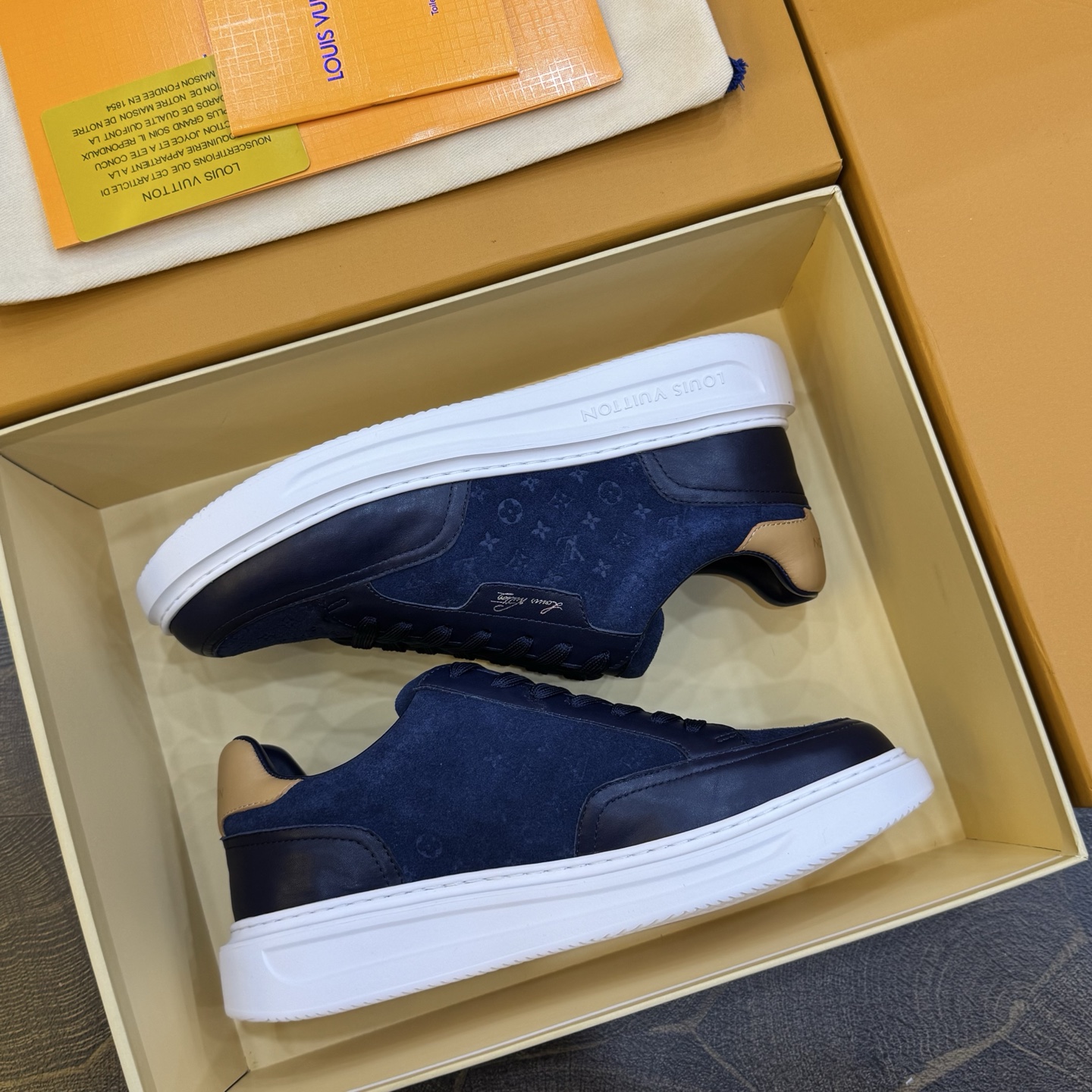 NO:887068,Louis Vuitton Men's Athleisure Sneakers | Beverly Hills sneakers in soft grained calfskin embossed with Monogram pattern | Its rear calfskin trim has the same design as the leather goods collection | Ultra-light rubber outsole with embossed branding | Monogram embossed grained calfskin | Ultra-light rubber outsole Louis Vuitton logo on tongue and outsole  Lined with cowhide leather and breathable mesh | Original PU foam mold logo anti-slip outsole | Bottom thickness 3.5cm | Travel essentials Size39-44 (38.45.46 customized),, louis vuitton, louis vuitton, sneakers, cowhide19860909Louis Vuitton男士运动休闲板鞋｜本款 Beverly Hills 运动鞋为柔软粒面小牛皮压印 Monogram 图案｜其后部牛皮革饰边与皮具系列设计异曲同工｜搭配压印品牌标识的超轻橡胶外底｜Monogram 压纹粒面小牛皮｜超轻橡胶外底 鞋舌和外底饰有路易威登标识 内里牛皮拼接透气网布｜原厂PU发泡模具logo防滑大底｜底厚3.5cm｜出行必备款 Size39-44（38.45.46定做）,,louis vuitton,louis vuitton,sneakers,cowhide,Men's shoes