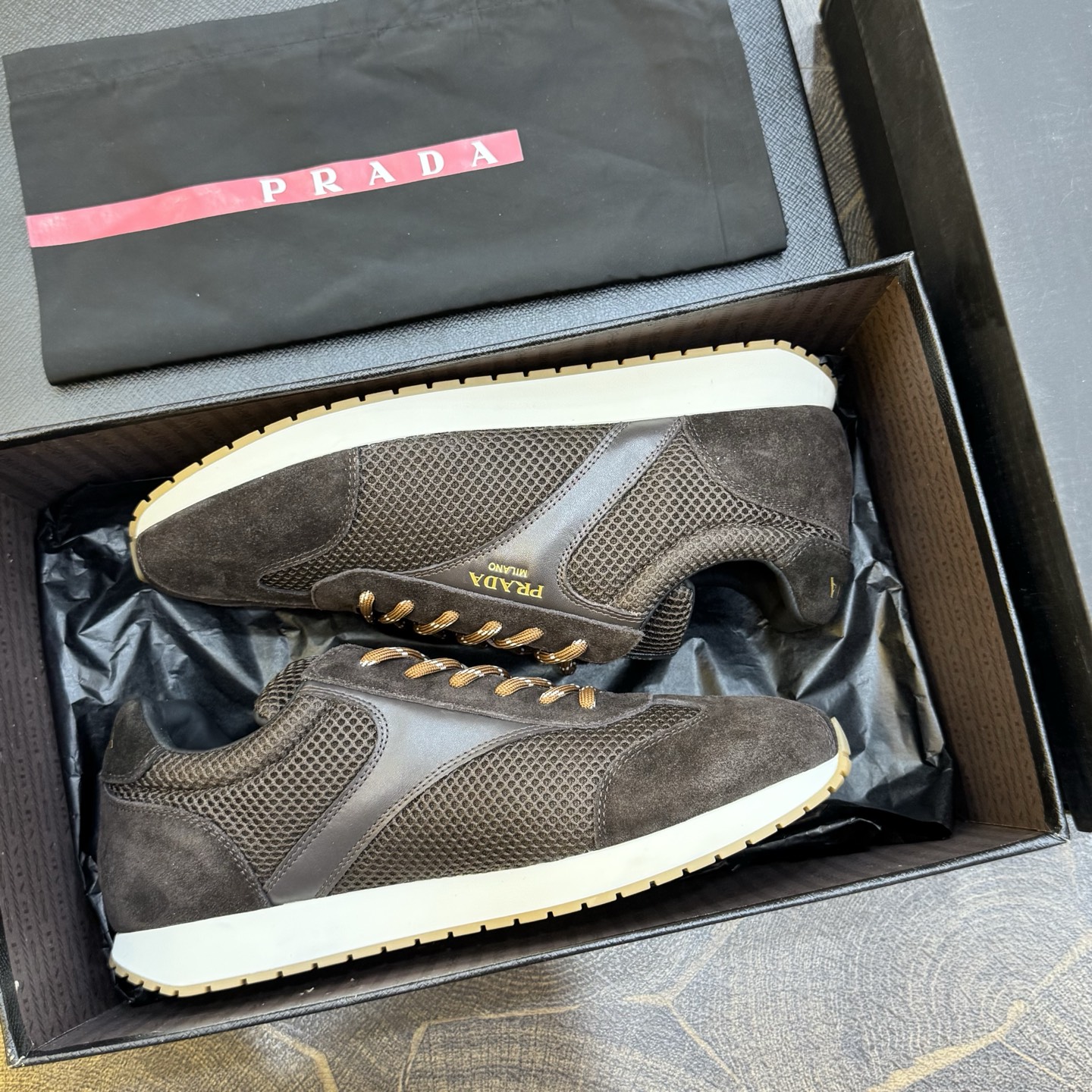 NO:888106,Prada's new men's sneakers｜Cow leather upper with breathable mesh｜Prada logo and logo laces｜Enameled eyelets on the upper｜Enameled triangle metal logo on the upper｜Prada on the tongue｜Milano embossed logo Lightweight sole with embossing 30mm sole  Size39-44 (customized at 38.45),,prada,sneakers,cowhide19860909Prada新款男士运动鞋｜牛皮鞋面拼接透气网布｜饰以Prada徽标带徽标鞋带｜鞋面饰有涂珐琅孔眼｜鞋面饰有涂珐琅三角形金属徽标｜鞋舌饰有Prada｜Milano压花徽标轻质鞋底带有凹凸纹 30毫米鞋底 Size39-44（38.45定做）,,prada,sneakers,cowhide,Men's shoes