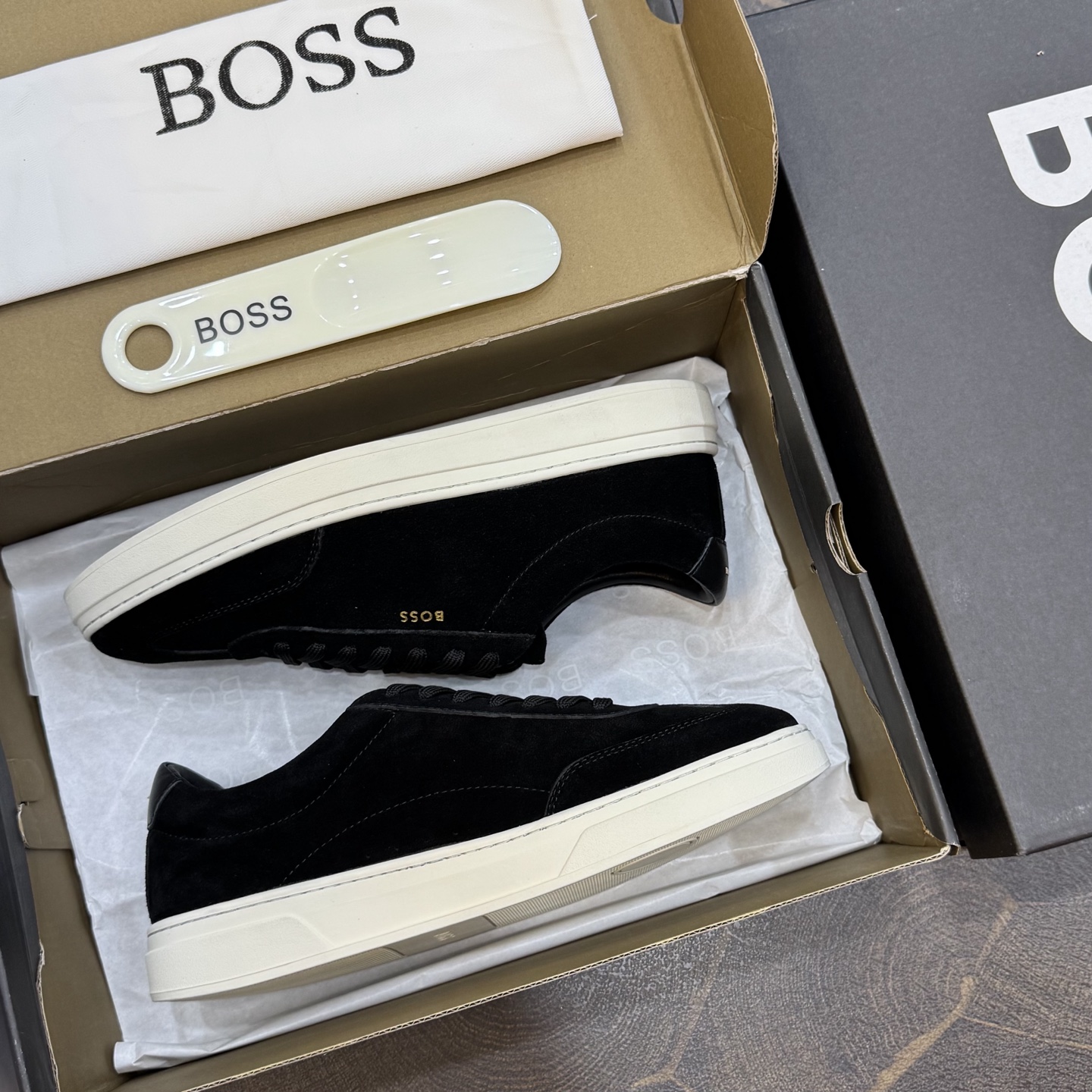 NO:889017,BOSS men's casual shoes | Made of original frosted cowhide | The workmanship is neat and neat, and the texture is visible to the naked eye | Just the right small golden logo as the finishing touch | Simple but recognizable | Beige rubber outsole is flexible and cushioned, taking into account both appearance and practicality | Delicate leather inside the shoe wraps the ankle | The upper foot fits well without rubbing the foot | Suitable for daily commuting and appointments for short trips  Size39-44 (customized at 38.45.46),,cowhide19860909BOSS男士休闲鞋｜采用原版磨砂牛皮制作｜做工走线利落工整 质感肉眼可见｜恰到好处的金色小logo作为点睛之笔｜简约却拥有辨识度｜米色橡胶大底柔韧缓震 兼顾颜值与实穿性｜鞋内里细腻皮革包裹脚踝｜上脚贴合不磨脚｜日常通勤、约会短途出行都适合 Size39-44（38.45.46定做）,,cowhide,Men's shoes