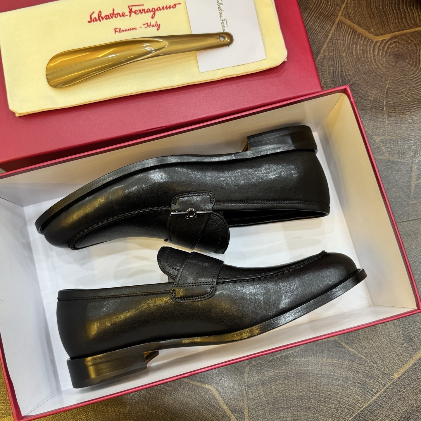 NO:889105,Ferragam* classic business men's leather shoes | Elegant gentleman style coming | Purely handmade to create soft texture and outstanding colors | Imported cowhide upper | Cowhide lining | Italian imported genuine leather outsole Size39-44 (customized at 38.45.46),,ferragamo,cowhide,Leather soles19860909Ferragam*经典商务男士皮鞋｜优雅绅士风格来袭｜纯手工打造柔软质感与卓然色彩｜进口牛皮鞋面｜牛皮内里｜意大利进口真皮大底 Size39-44（38.45.46定做）,,ferragamo,cowhide,Leather soles,Men's shoes