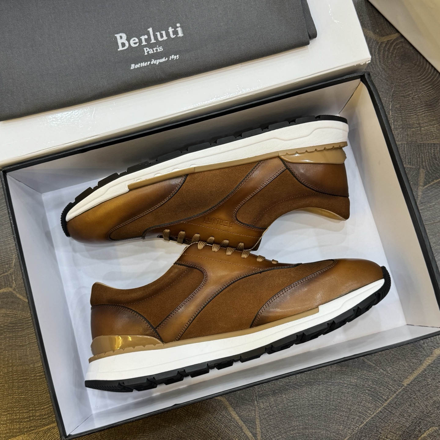 NO:898663,Berluti/Bruti low-top casual sports shoes | The upper of this versatile low-top sports shoe is made of imported cowhide stitching | The inner lining is made of imported calfskin | Super comfortable | Two-color rubber outsole with brand logo | The distinctive stitching on the sole echoes the color of the heel | Fashionable and comfortable, it perfectly interprets fashion, sunshine, and style, and is suitable for various occasions  Size39-44 (customized at 38.45.46),,sneakers,cowhide19860909Berluti/布鲁提低帮休闲运动鞋 ｜这款百搭的低帮运动鞋鞋面采用进口牛皮拼接打造｜内里垫脚进口小牛皮制作｜舒适度超级赞｜品牌logo双色橡胶大底｜鞋底鲜明的嵌线与鞋跟颜色相呼应｜时髦又舒适,完美诠释了时尚、阳光、有型,适合各种场合 Size39-44（38.45.46定做）,,sneakers,cowhide,Men's shoes