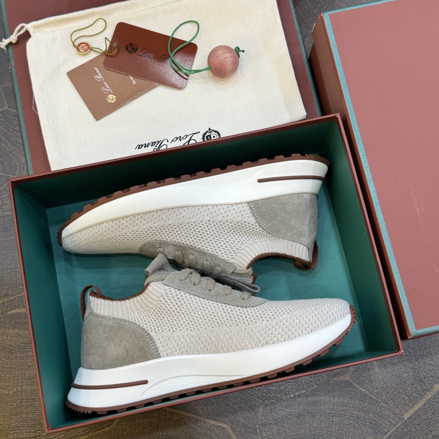 NO:930834,LoroPiana/nuoyoupiana Week End Walk men's sneakers  Lightweight running shoes | This sneaker is made of Wind microfiber material treated with StormSystem water-repellent and windproof | The unique design of contrasting knitted splicing details makes it stand out | Iconic topstitching and light padding make the wear more comfortable and fit | Lightweight rubber sole and anti-slip details are enhanced  Grip and stability｜High-functional design details enhance the sporty style of the shoe｜Kummel-colored rubber outsole is made of lightweight material｜This construction ensures proper weight distribution during walking｜Improving shock absorption and rebound to enhance grip and stability｜The eyelets and rear upper are embellished, making it light and comfortable on the foot  Size39-44 (customized at 38.45.46),,loro piana,sneakers19860909LoroPiana/诺悠翩雅 Week End Walk男士运动鞋 轻质跑步鞋｜这款运动鞋采用经过StormSystem防泼水防风处理的Wind微纤维材质制成｜撞色针织拼接细节的独特设计造型令其一领风骚｜标志性缉面线与轻薄衬垫让穿着更加舒适贴合｜轻盈的橡胶鞋底和防滑细节增强抓地力和稳定性｜高功能设计细节提升了鞋子的运动风格｜Kummel色橡胶鞋外底采用轻盈的材料制成｜这种构造可以确保行走中适当的重量分配｜提高减震性和回弹力增强抓地力和稳定性｜鞋眼和鞋后上片点缀上脚轻便非常舒服 Size39-44（38.45.46定做）,,loro piana,sneakers,Men's shoes
