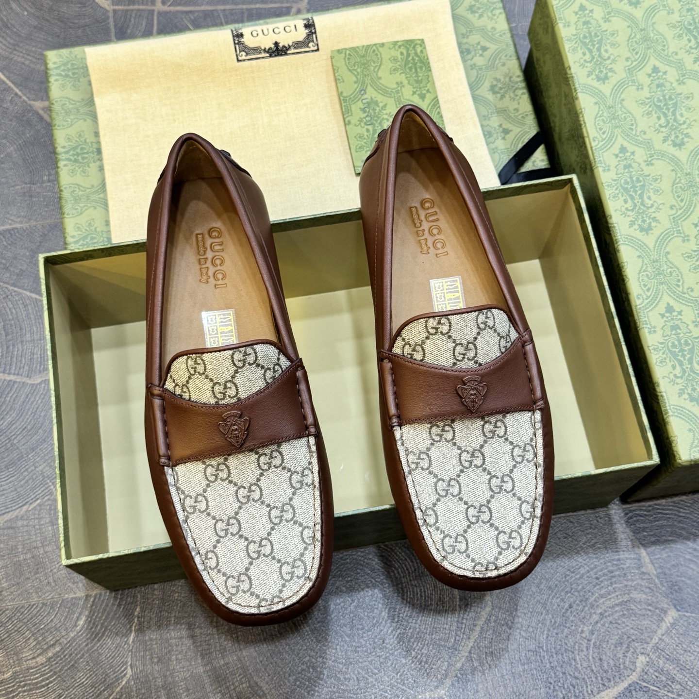 NO:956661,GUCCI/Gucci men's driving shoes with Gucci badge and beanie shoes are shipped | The Generation Gucci series deeply explores the design elements of the brand archives and integrates the designs of different generations into one aesthetic narrative | This loafer is made of calf leather uppers with different texture effects | The same material horizontal band embellished with Gucci badge metal accessories details | Classic rubber pebble sole | Soft calfskin lining | Embossed logo cowhide foot | The upper foot is comfortable and breathable, casual and versatile  Size39-44 (customized at 38.45),,gucci,gucci,loafers,cowhide19860909GUCCI/古驰 饰Gucci徽章男士驾车鞋豆豆鞋出货｜ Generation Gucci系列深入探索品牌典藏设计元素 将不同世代的设计融入一个美学叙事｜这款乐福鞋采用不同纹理效果的小牛皮革鞋面打造｜同材质横饰带缀饰Gucci徽章金属配件细节｜经典橡胶豆豆颗粒鞋底｜柔软小牛皮内里｜压纹徽标牛皮垫脚｜上脚舒适透气 休闲百搭 Size39-44（38.45定做）,,gucci,gucci,loafers,cowhide,Men's shoes