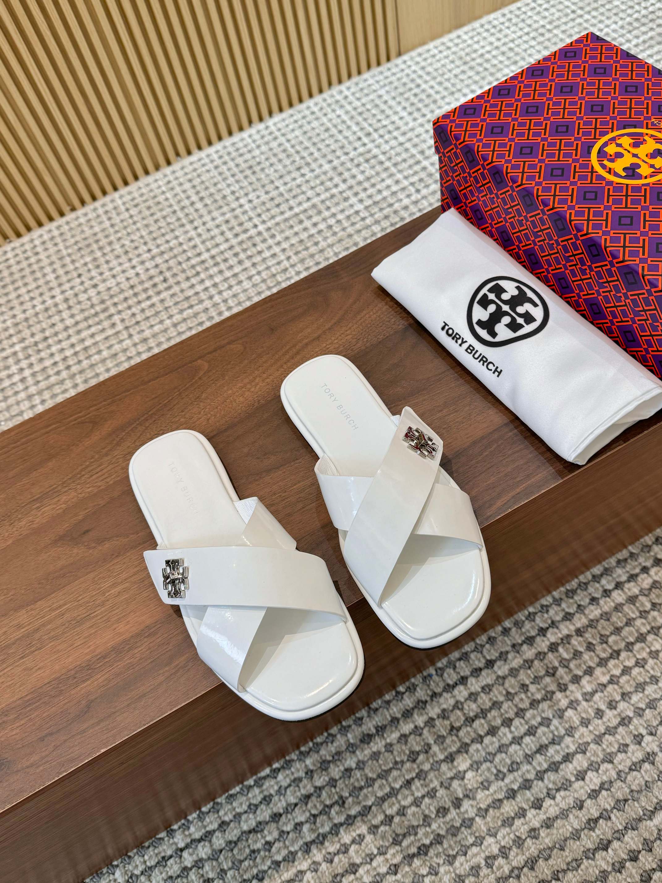 NO:240127,TORY BURCH 25 season new style open beads Size: 35-43: (leather sole), slippers, burberry, slippers19860909TORY BURCH 25季新款开边珠 码数:35-43 :（皮底）,拖鞋,burberry,slippers,Women's Shoes