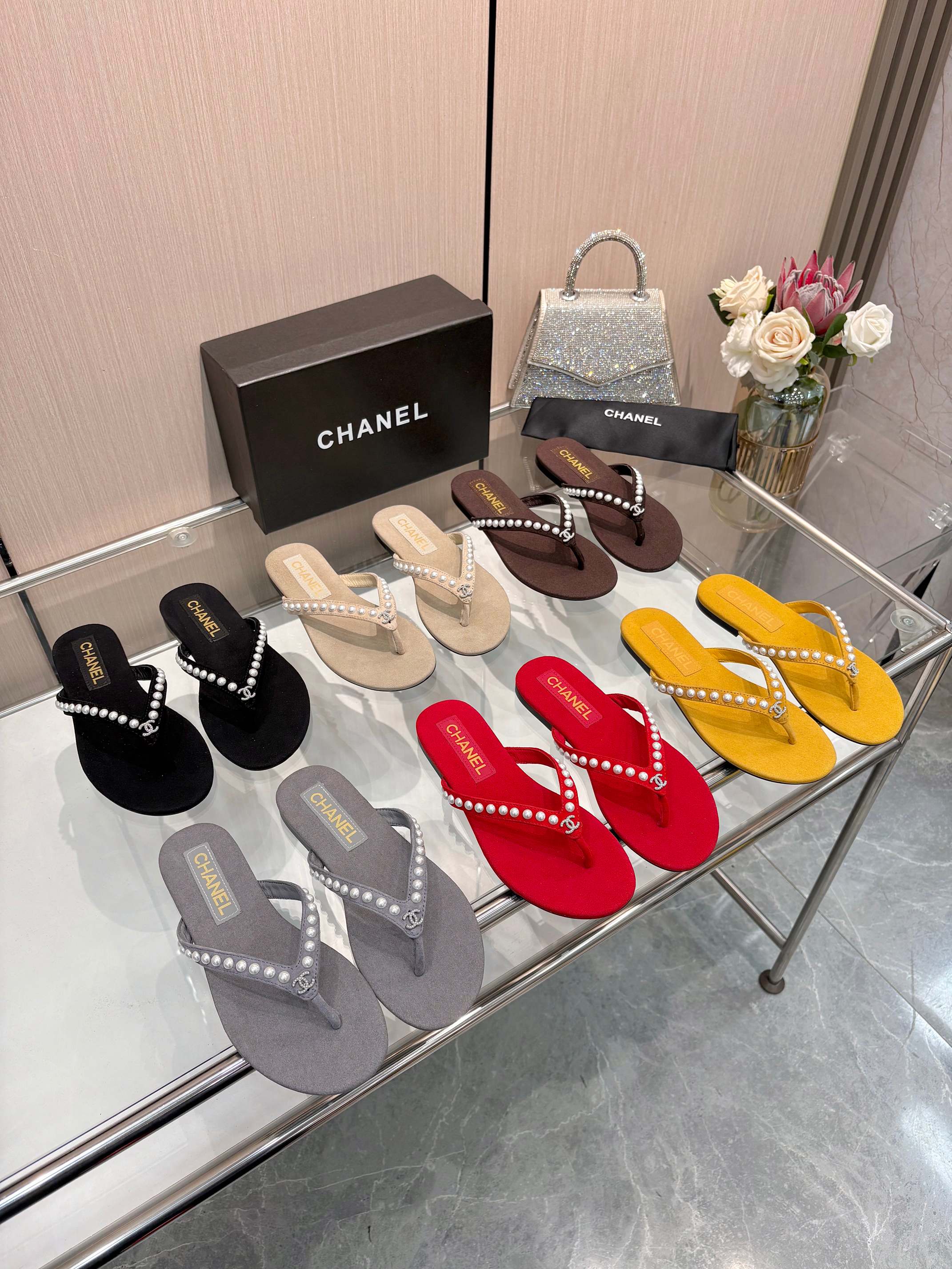 NO:814806,Chanel's new double C pearl flat flip-flops, six colors available, code size 35-43 (35, 41, 42, 43, custom-made, non-returnable), like rubber, leather soles, split-toe shoes, chanel, chanel19860909Chanel香家新款双C珍珠平底人字拖 六色可选 码数35-43（35 41 42 43定做不退换） 像胶,皮底,分趾鞋,chanel,chanel,Women's Shoes