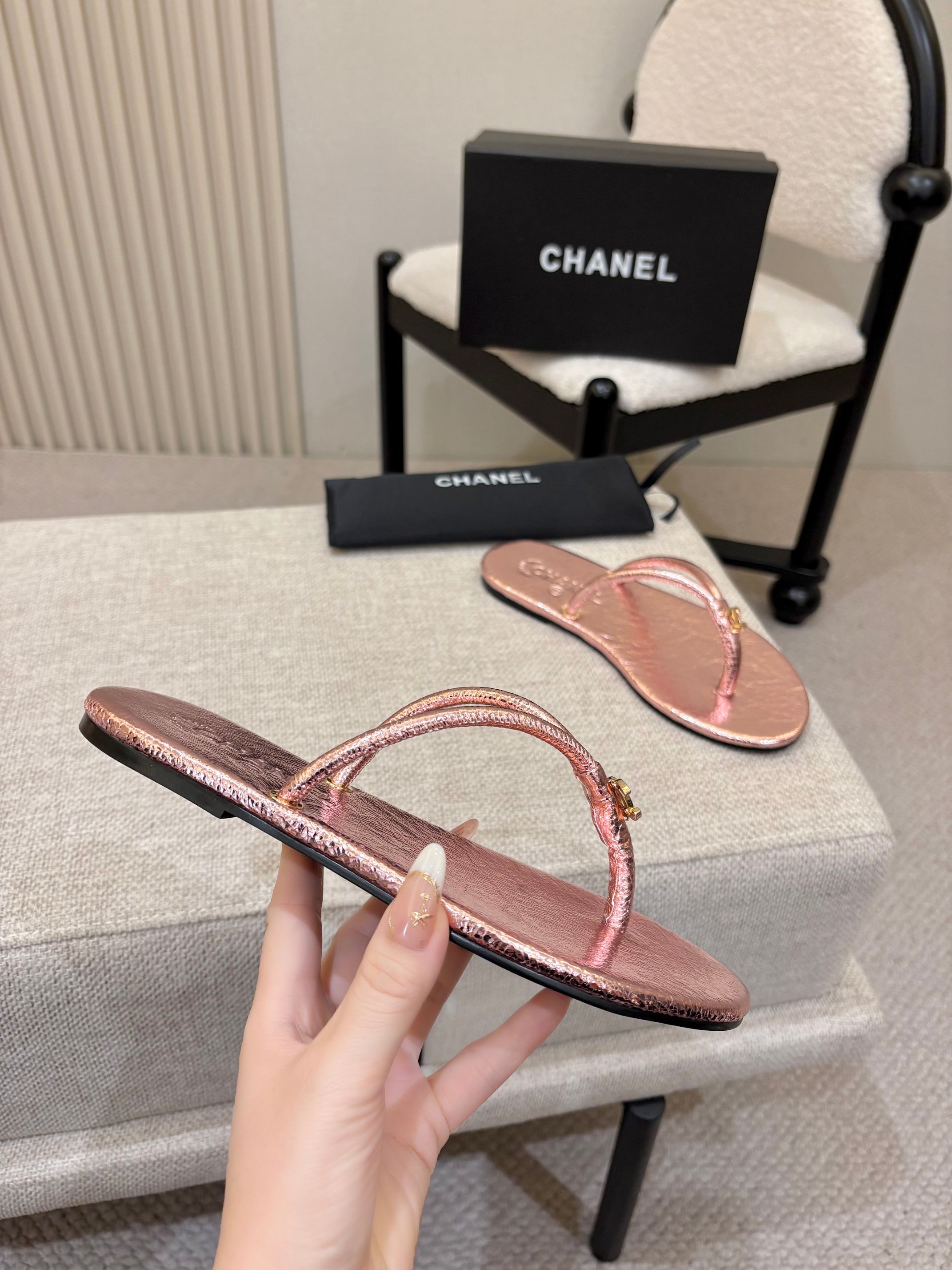 NO:814774,2026Chanel Xiangjia flat flip-flops, midsole embossing and hot stamping process, code number 35-43 (35 43 customized, non-returnable) rubber, leather sole, 12 colors optional, split-toe shoes, chanel, chanel198609092026Chanel香家平底人字拖 中底压花和烫金工艺 码数35-43（35 43定做不退换） 像胶,皮底 12色可选,分趾鞋,chanel,chanel,Women's Shoes