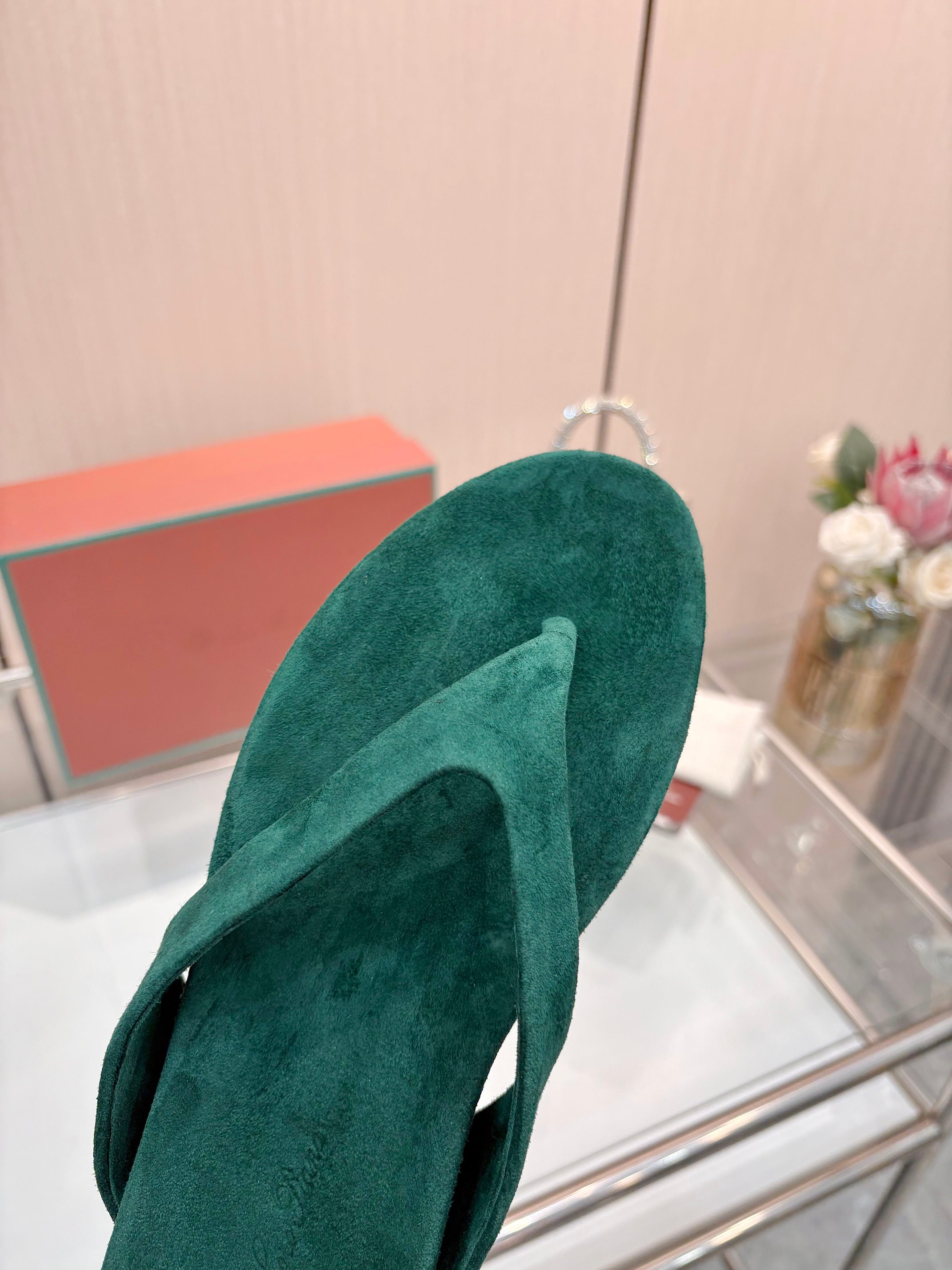 NO:870793,2056 summer hot item｜LP flip-flops are here!  This year's super popular old-money style slippers have a sense of relaxation and a high-end feel on the feet. The original custom-made Yangjing material has a soft feel on the feet and will not be tired after being worn all day long. The pure black classic style can be worn by both men and women. The customer order repurchase rate is very high. The color + version is full of details. Customers praise the quality when they receive it. 35-40 full size, one piece drop shipping, worry-free after-sales. The price is obtained by an agent, with ample profit margins. It is a summer running volume artifact. If you miss it, wait for a year!  ,slippers,loro piana,slippers,sheep198609092056夏季爆单款｜LP同款人字拖来啦！ 今年超火的老钱风拖鞋,自带松弛感,上脚就是高级感 原版定制羊京材质,软乎乎脚感,穿一天都不累 纯黑经典款,不挑穿搭,男女通吃,客单复购率超高 对版颜色+版型,细节拉满,客户收到都夸质感好 35-40全码,一件代发,售后无忧 代理拿货价,利润空间足,夏季跑量神器,错过等一年！,拖鞋,loro piana,slippers,sheep,Women's Shoes