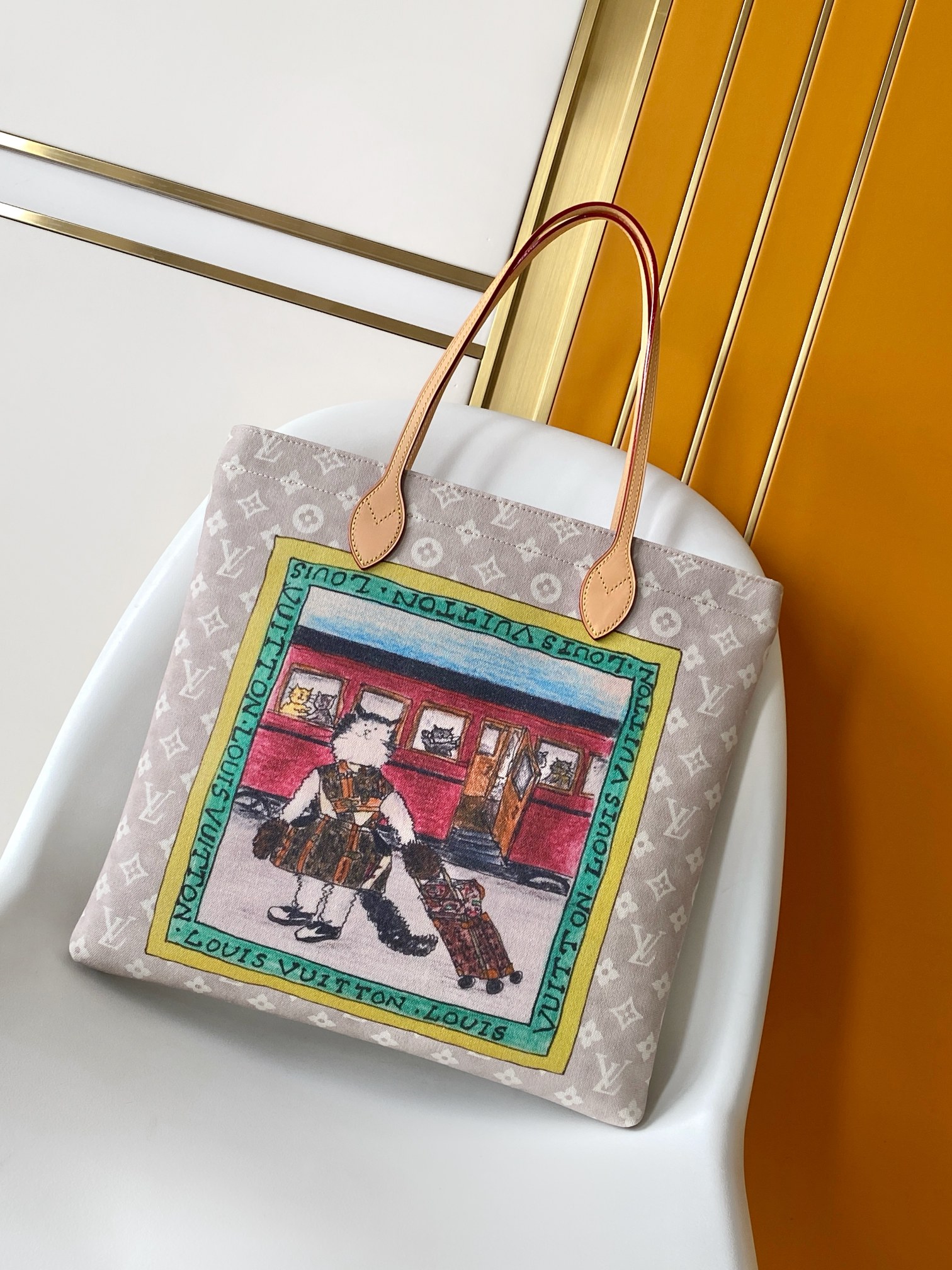 NO:574094,Authentic grade M15121 M15128 top original 163c transcoded Carrylt handbag from the Travels With Grace Coddington series launched by Louis Vuitton and Grace Coddington. It is made of cotton canvas to achieve a sophisticated silhouette. The Louis Vuitton label has a hand-drawn pencil effect, highlighting Coddington's artistic talent. The fun cat print lining once again confirms the unique brushwork of the former creative director of American Vogue. It can be carried on the shoulder or by hand.  37cm19860909正品级  M15121 M15128 顶级原单163c变码 Carrylt手袋出自路易威登与GraceCoddington合作推出的Travels With Grace Coddington系列,以棉质帆布成就考究廓形.路易威登标签呈现手绘铅笔 效果,彰显Coddington的艺术才华,妙趣猫咪印花内衬再度印证该美国 Vogue前创意总监的别致笔触.单肩背或手提皆宜. 37 x37x2厘米(长度x高x宽) 棉质帆布 牛皮革饰边 织物内衬 金属件拉链 开合内贴袋 可收纳智能手机、Zippy钱夹、钥匙和唇膏手柄:双手柄,正品级LV,louis vuitton,louis vuitton,cowhide,Bag