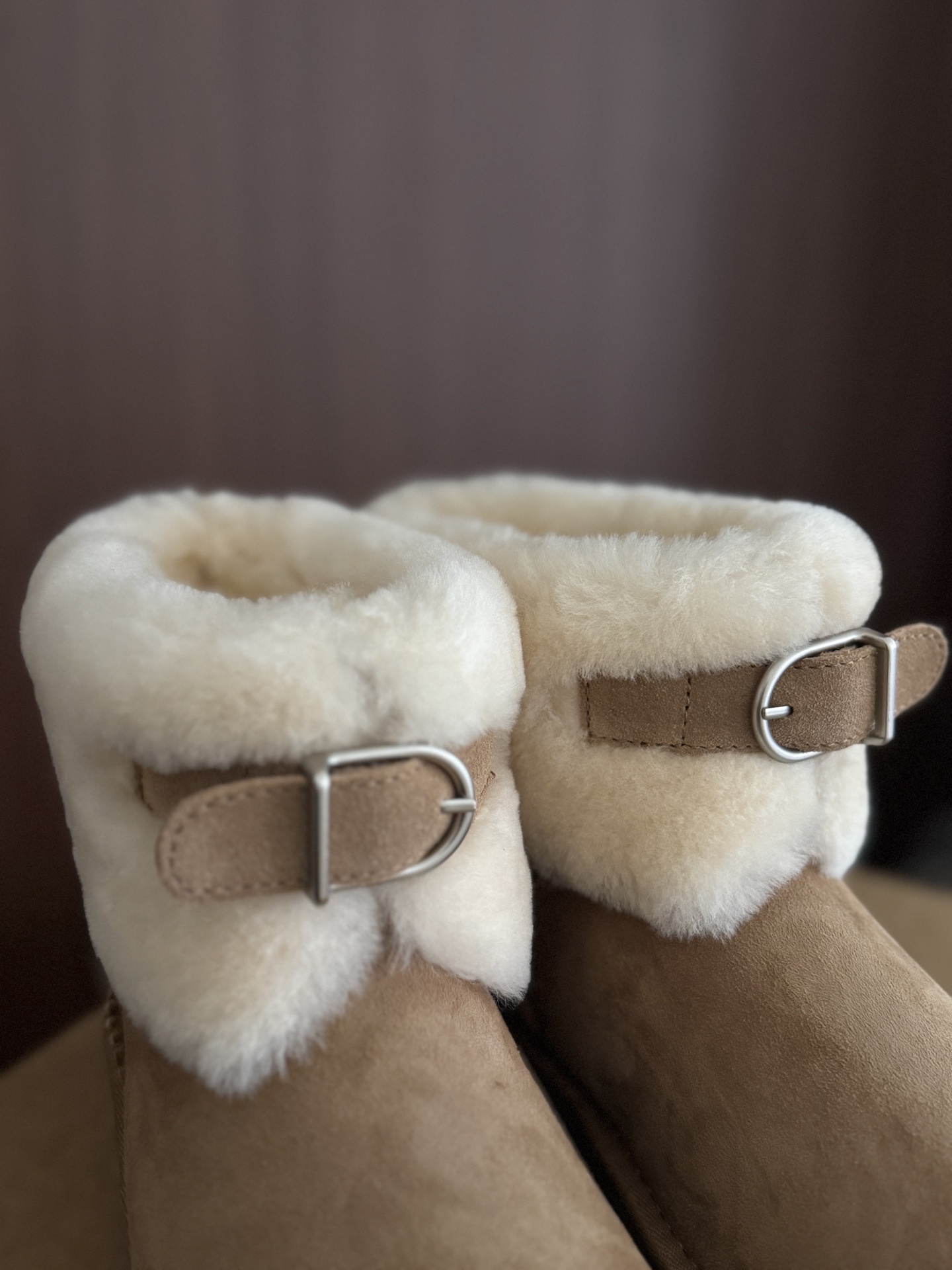 🔥UGG|糯叽叽前搭扣雪地靴第一眼抓住我的是糯叽叽的羊毛🦙摸起来好舒服~鞋口一圈毛茸茸的 感觉把脚放进去