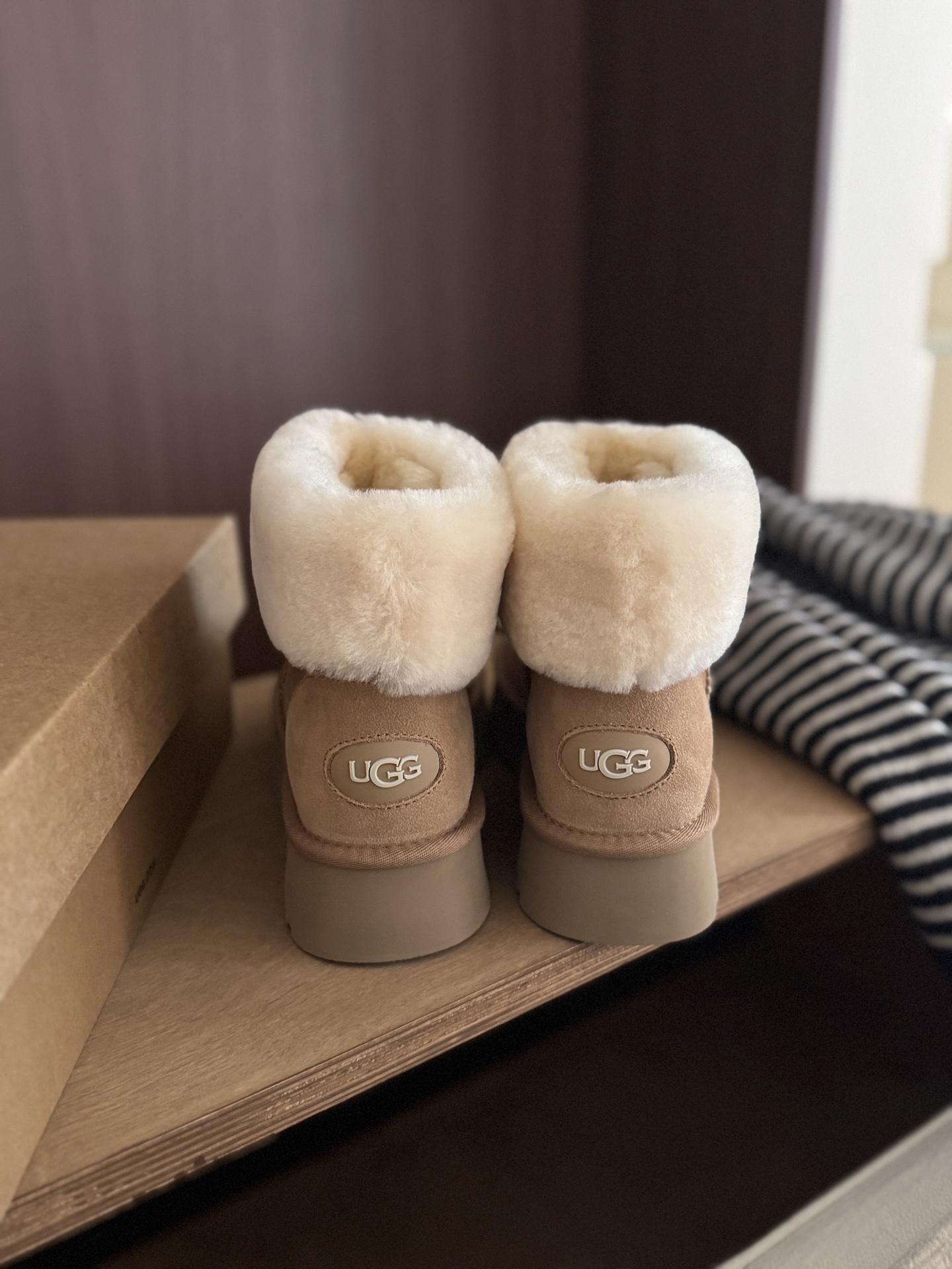 🔥UGG|糯叽叽前搭扣雪地靴第一眼抓住我的是糯叽叽的羊毛🦙摸起来好舒服~鞋口一圈毛茸茸的 感觉把脚放进去
