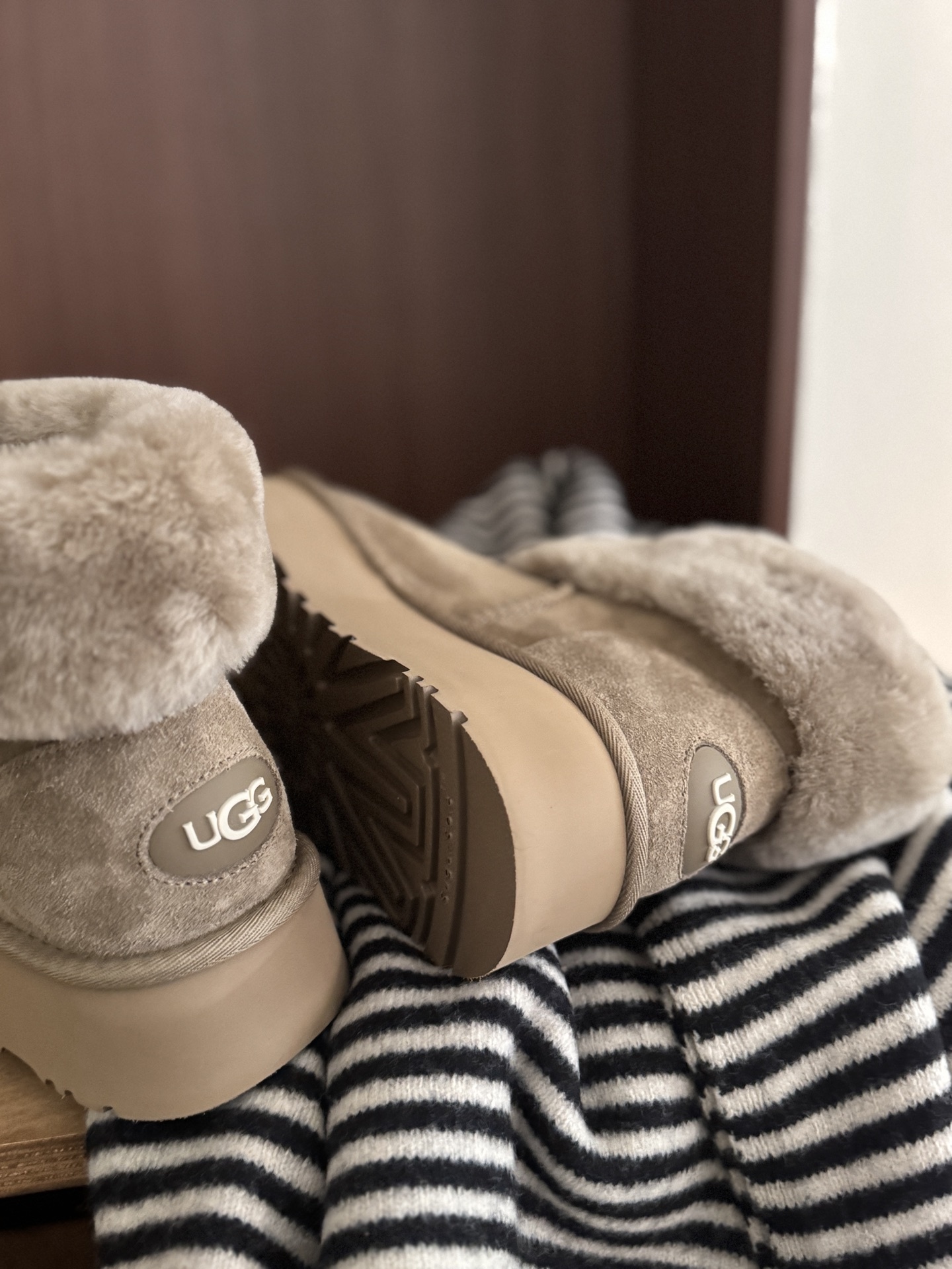 🔥UGG|糯叽叽前搭扣雪地靴第一眼抓住我的是糯叽叽的羊毛🦙摸起来好舒服~鞋口一圈毛茸茸的 感觉把脚放进去