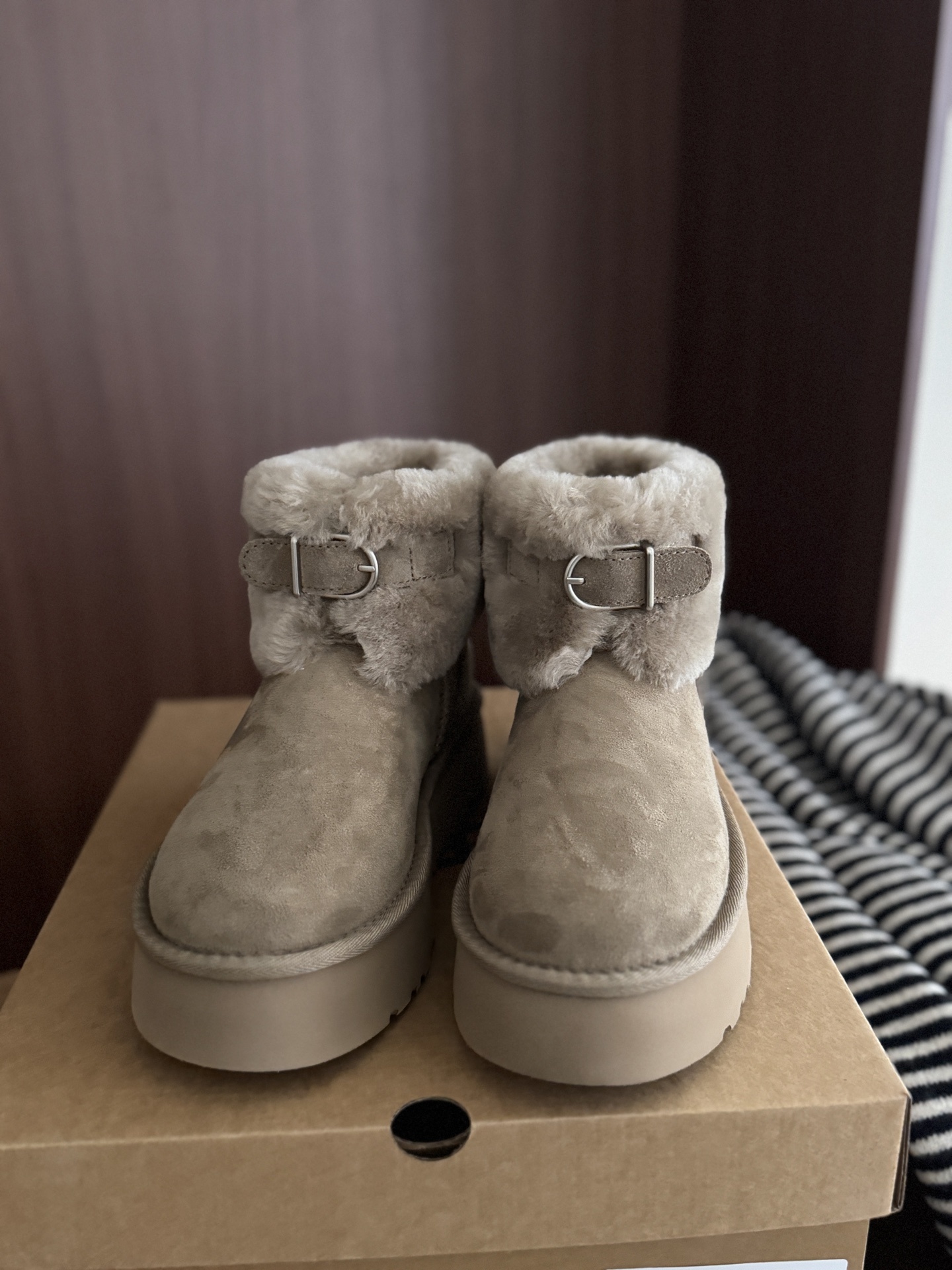 🔥UGG|糯叽叽前搭扣雪地靴第一眼抓住我的是糯叽叽的羊毛🦙摸起来好舒服~鞋口一圈毛茸茸的 感觉把脚放进去