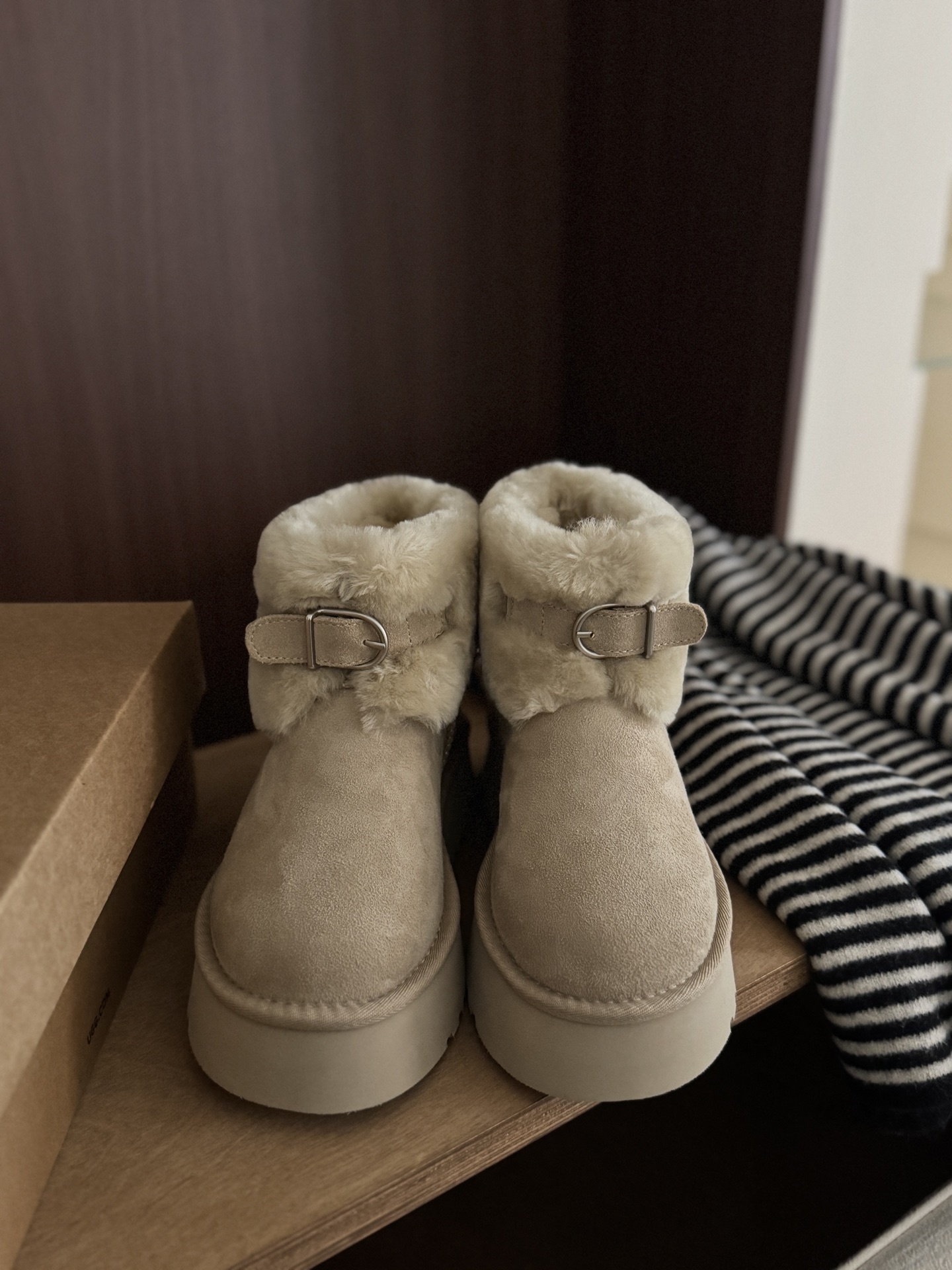 🔥UGG|糯叽叽前搭扣雪地靴第一眼抓住我的是糯叽叽的羊毛🦙摸起来好舒服~鞋口一圈毛茸茸的 感觉把脚放进去