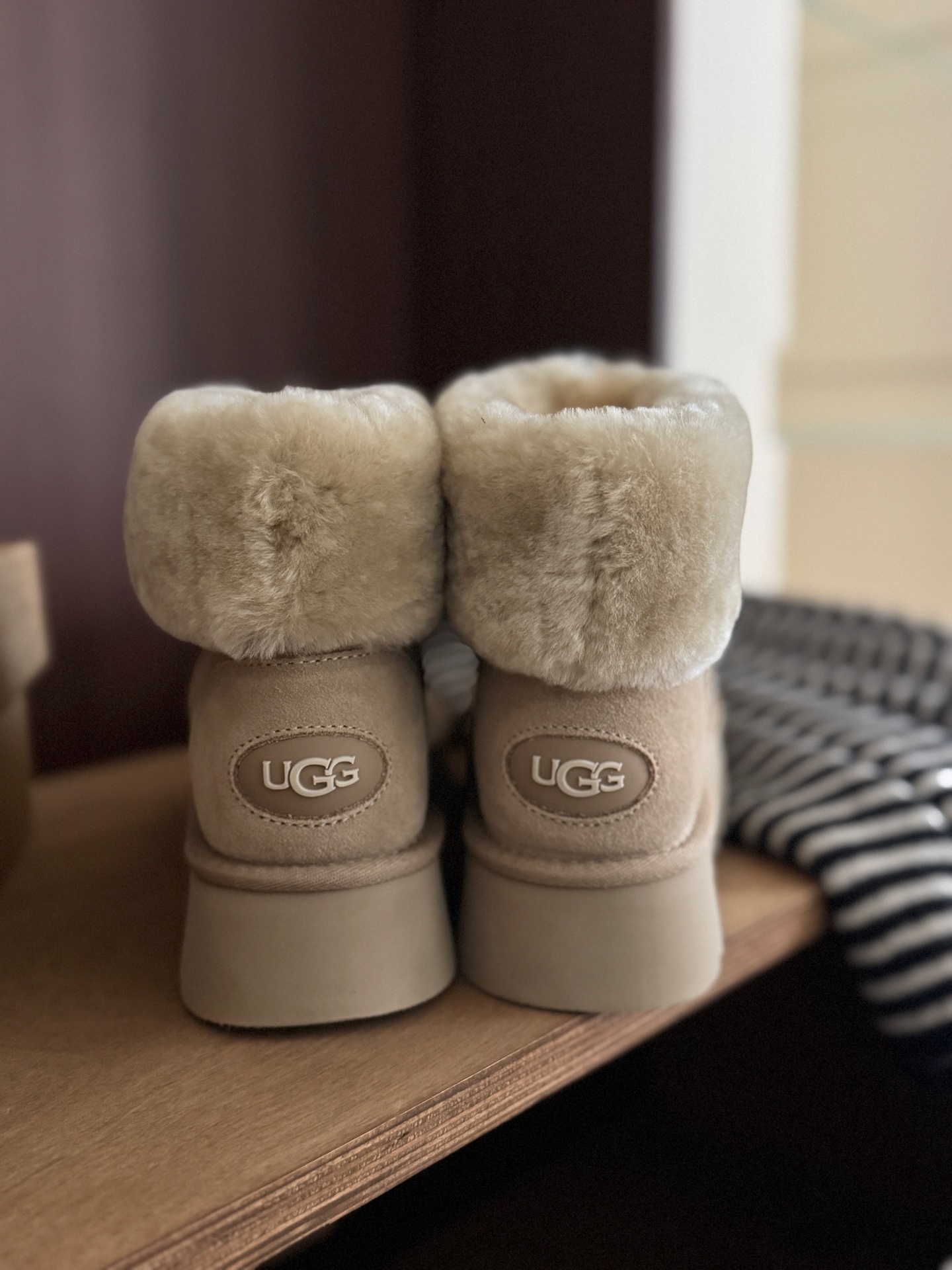 🔥UGG|糯叽叽前搭扣雪地靴第一眼抓住我的是糯叽叽的羊毛🦙摸起来好舒服~鞋口一圈毛茸茸的 感觉把脚放进去
