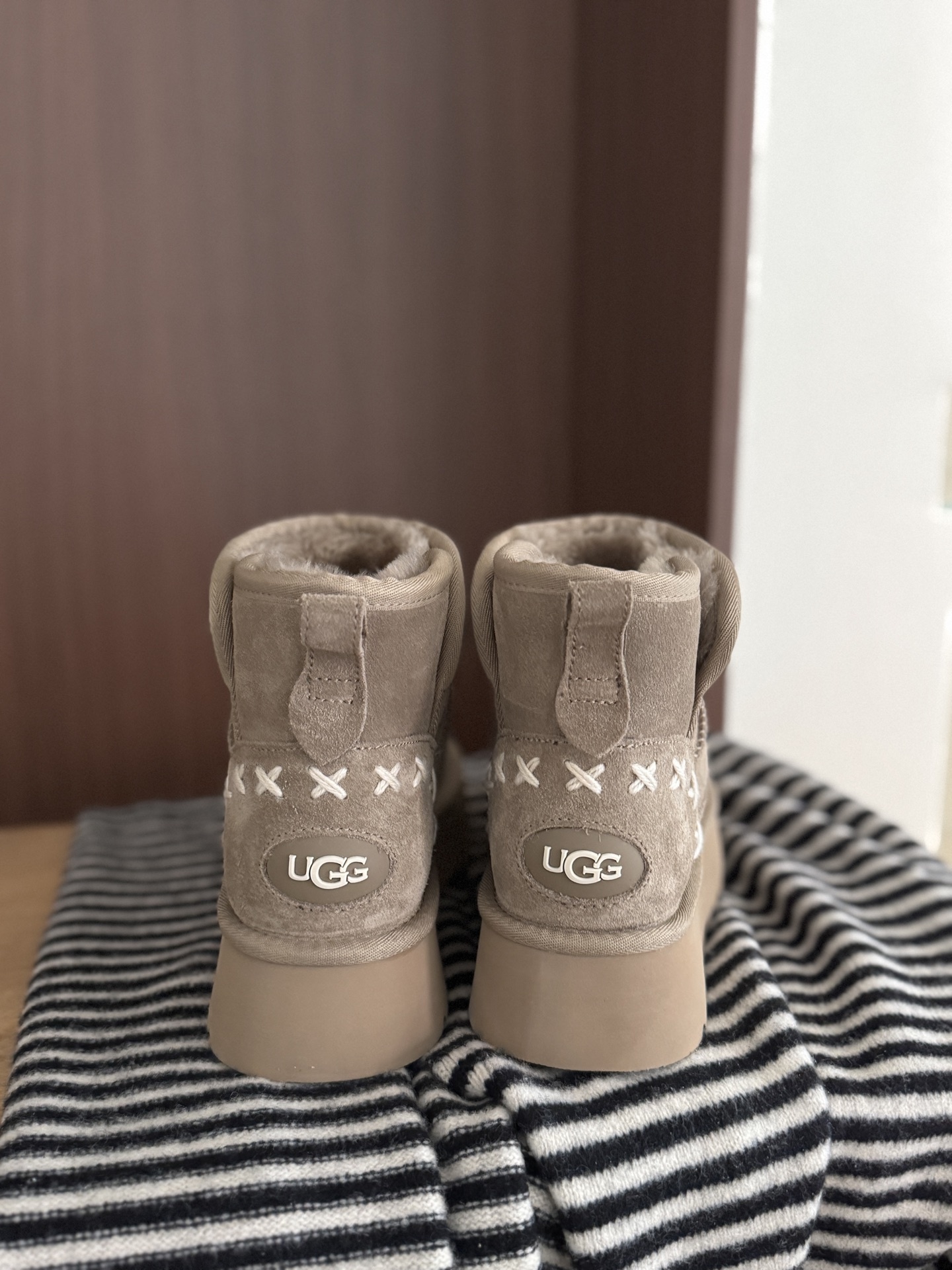 🔥Ugg | 韩系刺绣雪地靴秋冬氛围感❄️拉满谁能拒绝这种带点小设计的雪地靴啊!高级又耐脏毛线刺绣小雪花