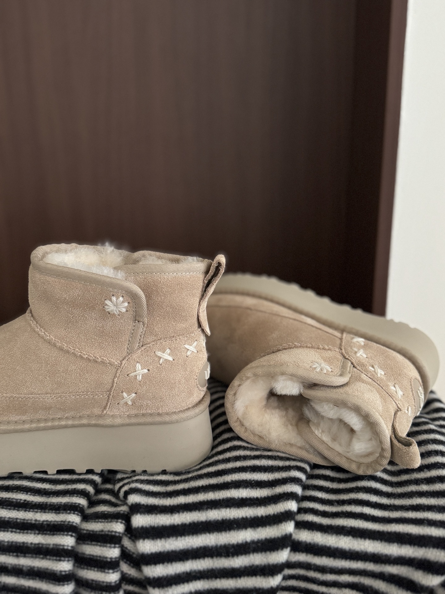 🔥Ugg | 韩系刺绣雪地靴秋冬氛围感❄️拉满谁能拒绝这种带点小设计的雪地靴啊!高级又耐脏毛线刺绣小雪花