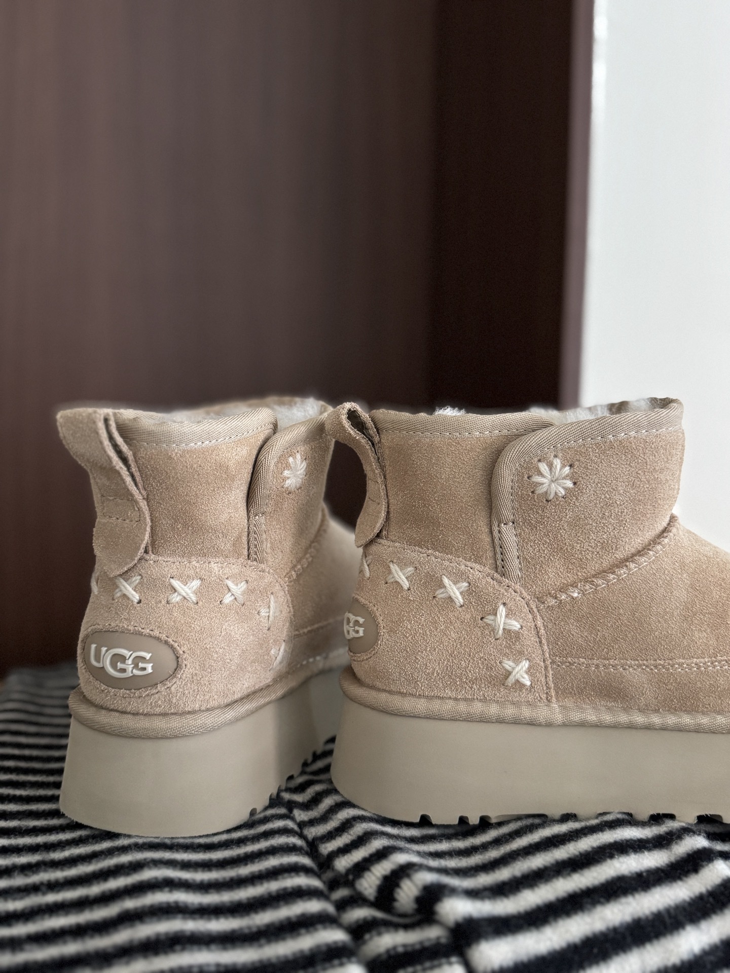 🔥Ugg | 韩系刺绣雪地靴秋冬氛围感❄️拉满谁能拒绝这种带点小设计的雪地靴啊!高级又耐脏毛线刺绣小雪花