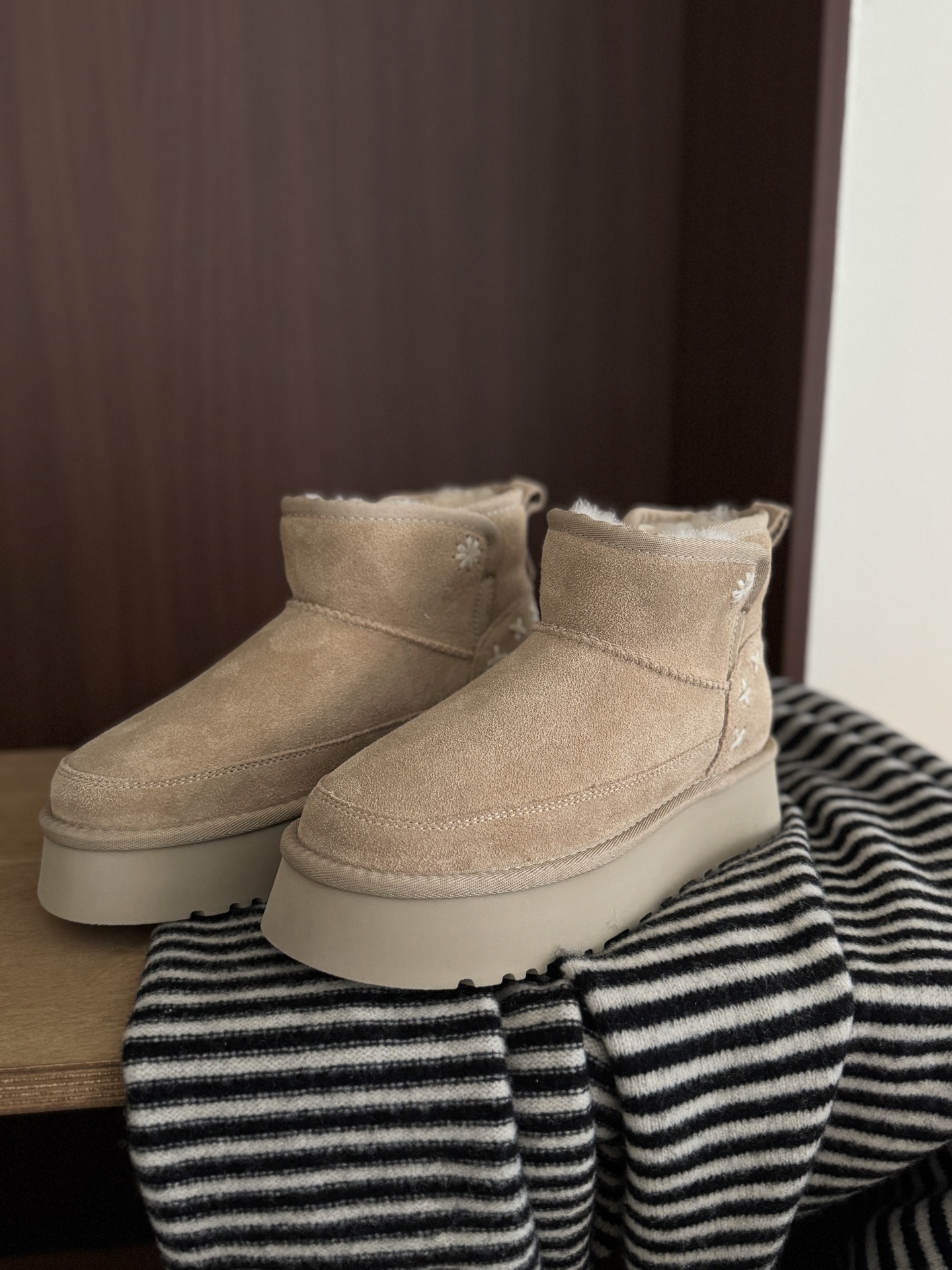 🔥Ugg | 韩系刺绣雪地靴秋冬氛围感❄️拉满谁能拒绝这种带点小设计的雪地靴啊!高级又耐脏毛线刺绣小雪花