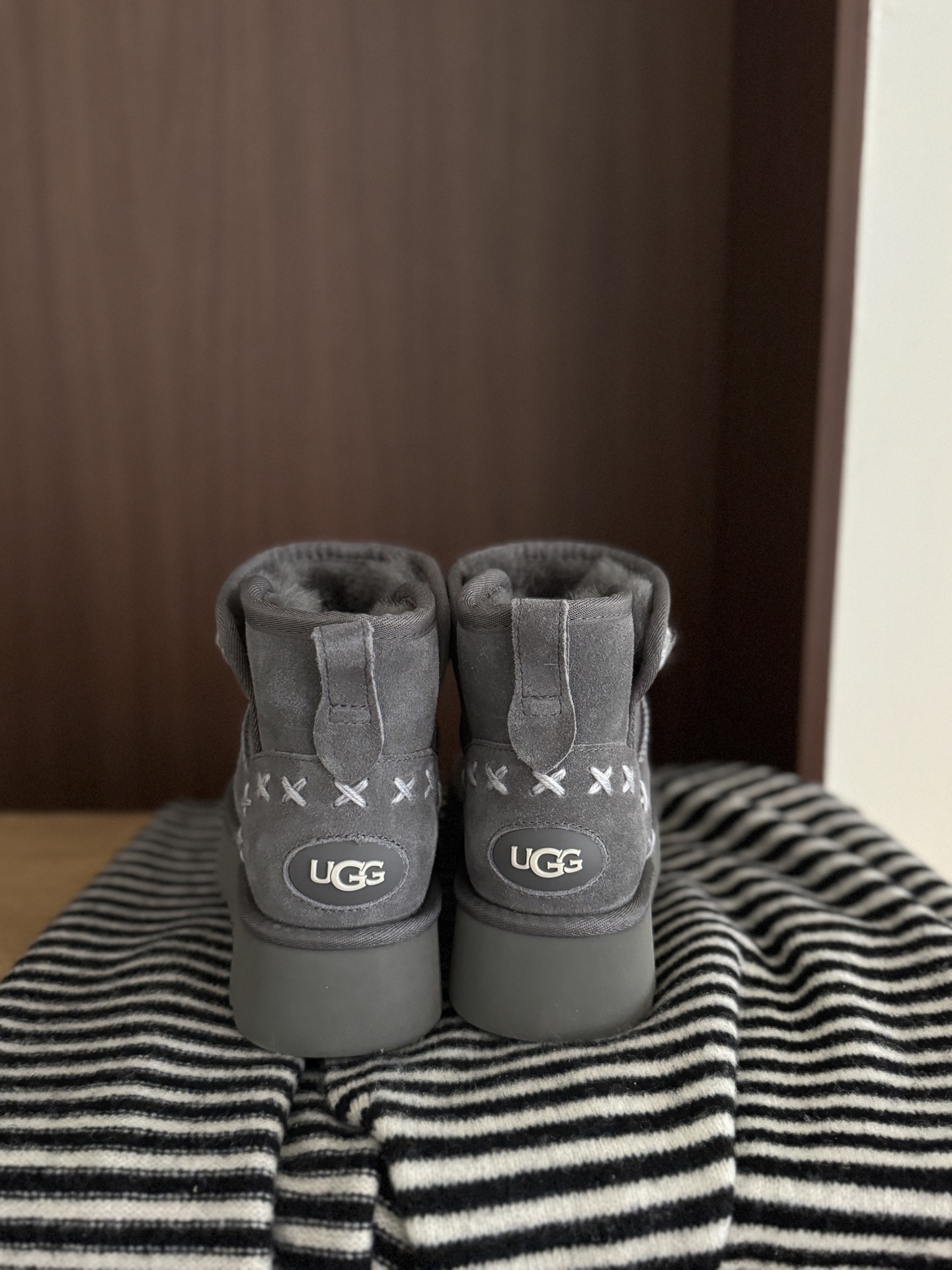 🔥Ugg | 韩系刺绣雪地靴秋冬氛围感❄️拉满谁能拒绝这种带点小设计的雪地靴啊!高级又耐脏毛线刺绣小雪花