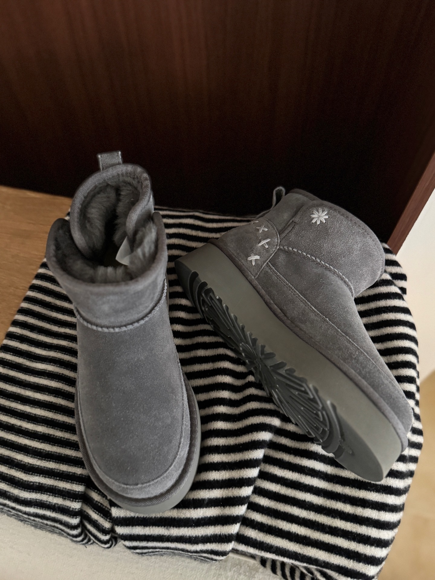 🔥Ugg | 韩系刺绣雪地靴秋冬氛围感❄️拉满谁能拒绝这种带点小设计的雪地靴啊!高级又耐脏毛线刺绣小雪花