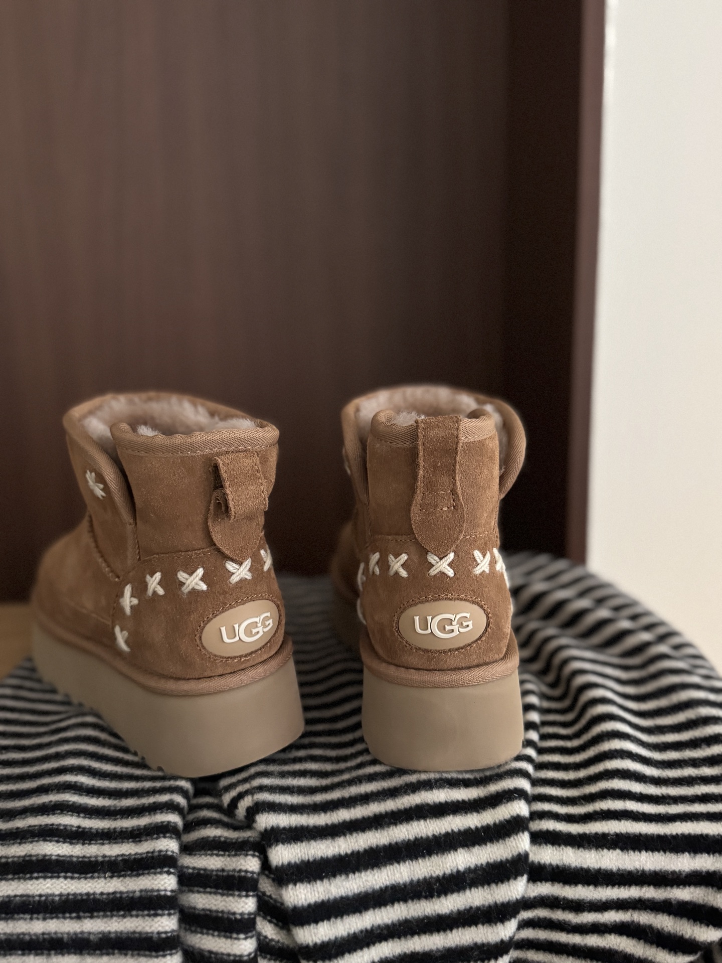 🔥Ugg | 韩系刺绣雪地靴秋冬氛围感❄️拉满谁能拒绝这种带点小设计的雪地靴啊！高级又耐脏毛线刺绣小雪花