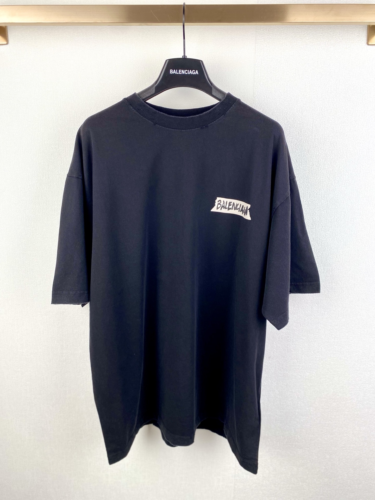 P135 巴黎balenciaga / 褪色洗水廓形T恤 面料：24S双纱特种纺织紧密棉 / 185g 罗纹：32S双纱拉架 / 340g 纯棉质织物组织结构为平纹，面料的织物表面平整细腻，质地紧密，具有良好的吸湿透气性和舒适性，能够保持…