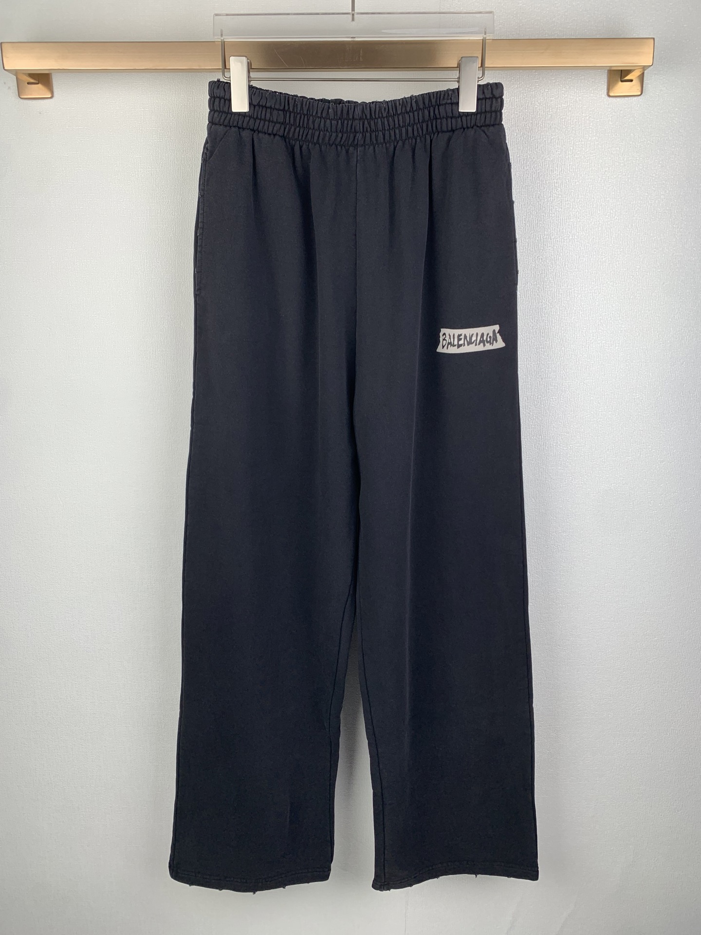 P235 巴黎世家balenciaga / 刺绣直筒长裤 面料：26S双纱卫衣面料+10S底纱；380g 采用26S双纱+10S鱼鳞底复合结构，通过双纱并捻技术提升面料耐磨强度，底层鱼鳞织法则形成独特的凹凸肌理。经380g重磅磨毛处理后，…