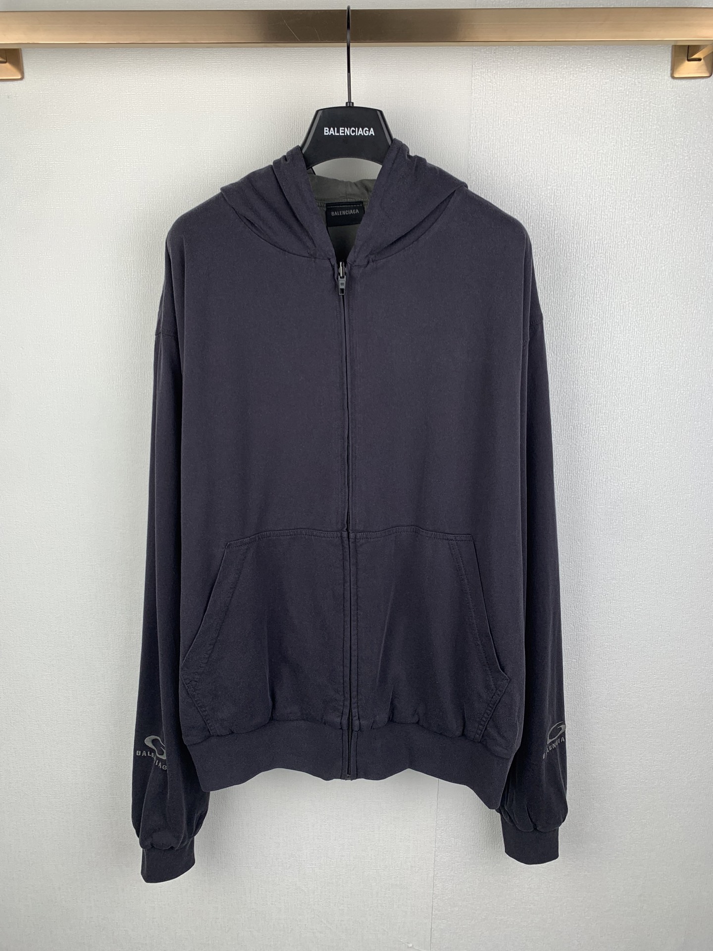 P270 巴黎世家BALENCIAGA / BACK双面廓形连帽外套 面料：24S双纱特种纺织紧密棉 / 185g 罗纹：32S双纱拉架 / 340g. 外套通过双层复合织造、仿旧水洗处理与双面精工刺绣三大技术支柱，将一件基础圆领衫升华为…