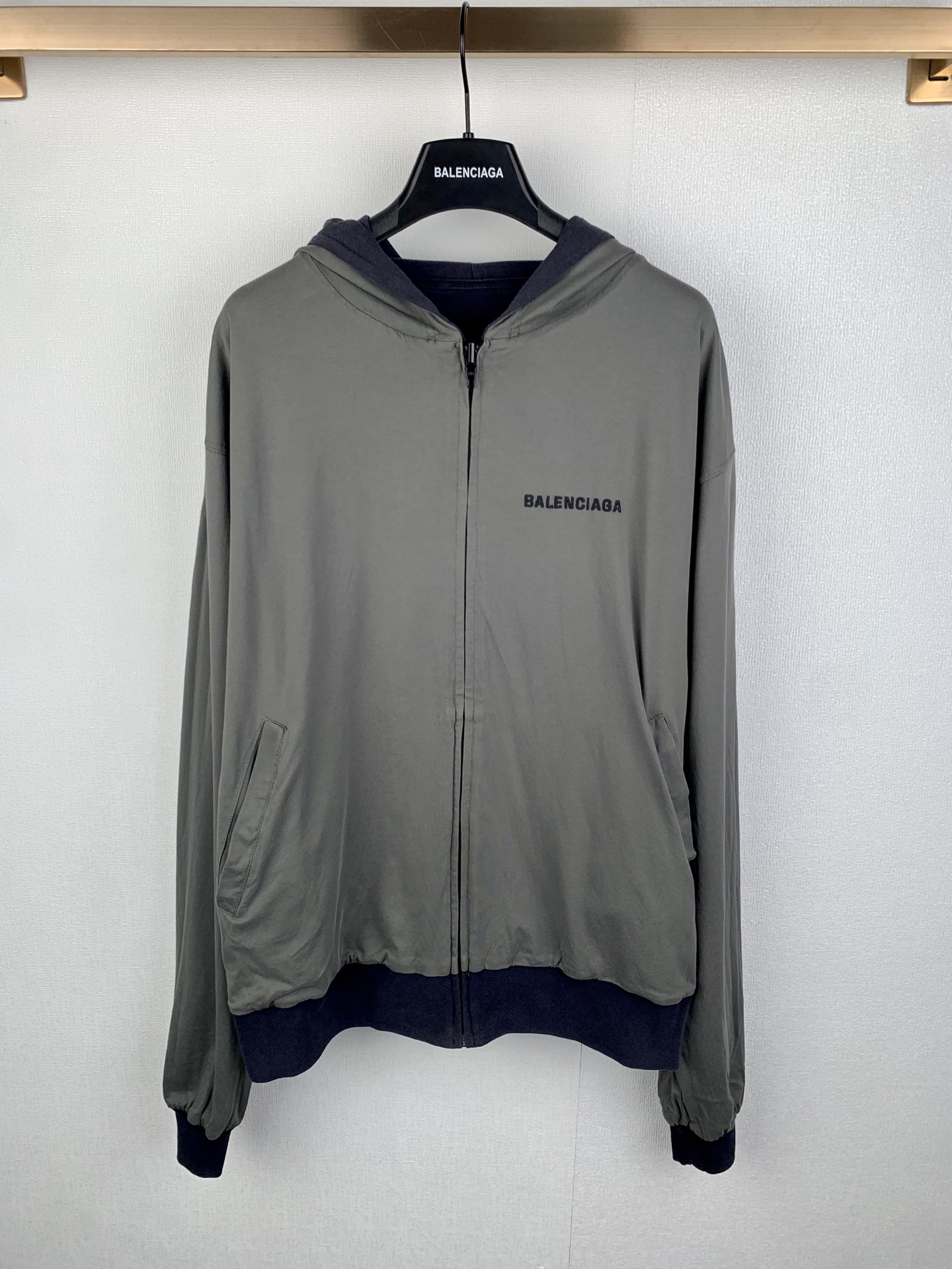 P270 巴黎世家BALENCIAGA / BACK双面廓形连帽外套 面料：24S双纱特种纺织紧密棉 / 185g 罗纹：32S双纱拉架 / 340g 外套通过双层复合织造、仿旧水洗处理与双面精工刺绣三大技术支柱，将一件基础圆领衫升华为一…