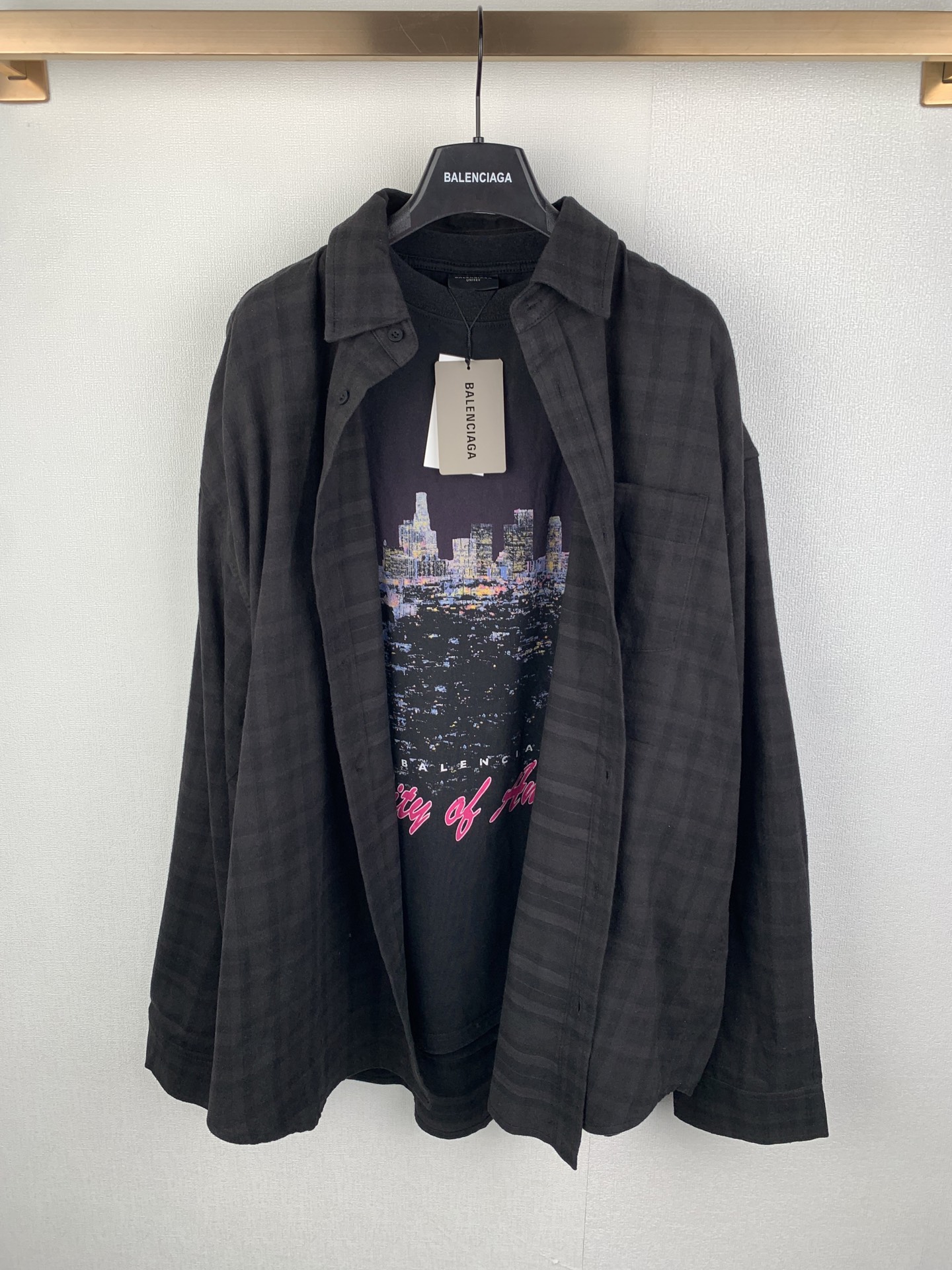 P345 巴黎balenciaga / 格纹套装廓形衬衫 衬衫：定制混纺格纹提花梭织面料 T恤面料：24S双纱特种纺织紧密棉 / 185g T恤罗纹：32S双纱拉架 / 340g 两件套翻领衬衫工艺集成与风格对话，通过复合结构设计、高难度…