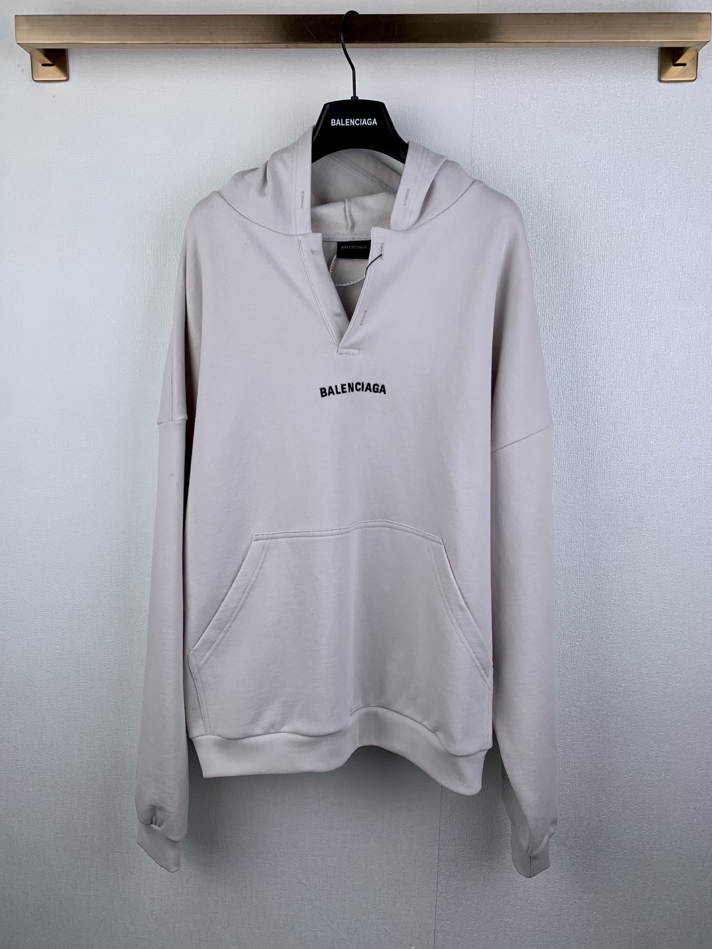 P205 BALENCIAGA25SS连帽字母刺绣长袖卫衣 ●正品9200购入开发 ●400克巴黎棉毛圈卫衣料 ●430克1*1潮牌罗纹 ●面料酵洗 ●进口刺绣 ●定制1：1商标 ●宽松版型 ●尺码：S M L 米白色，黑色。