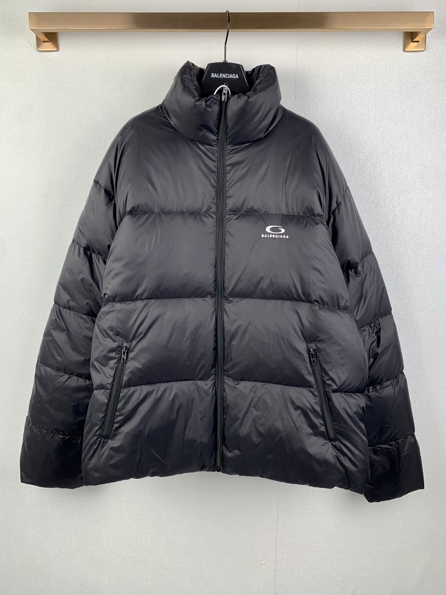 P430 Balenciaga 巴黎世家 25FW 圆环logo刺绣羽绒服外套 面料：采用90白鸭绒填充 胸前采用百灵达万针刺绣 定制五金 螺纹 辅料 对版对位 男女同款 Color: 黑色 Size: XS S M L