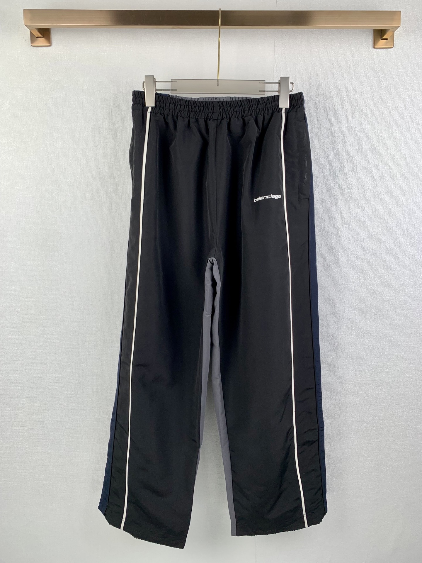 P245 (Pantalones) Balenciaga/巴黎世家 pantalones de pierna ancha con paneles de colores contrastados. El tejido principal e…