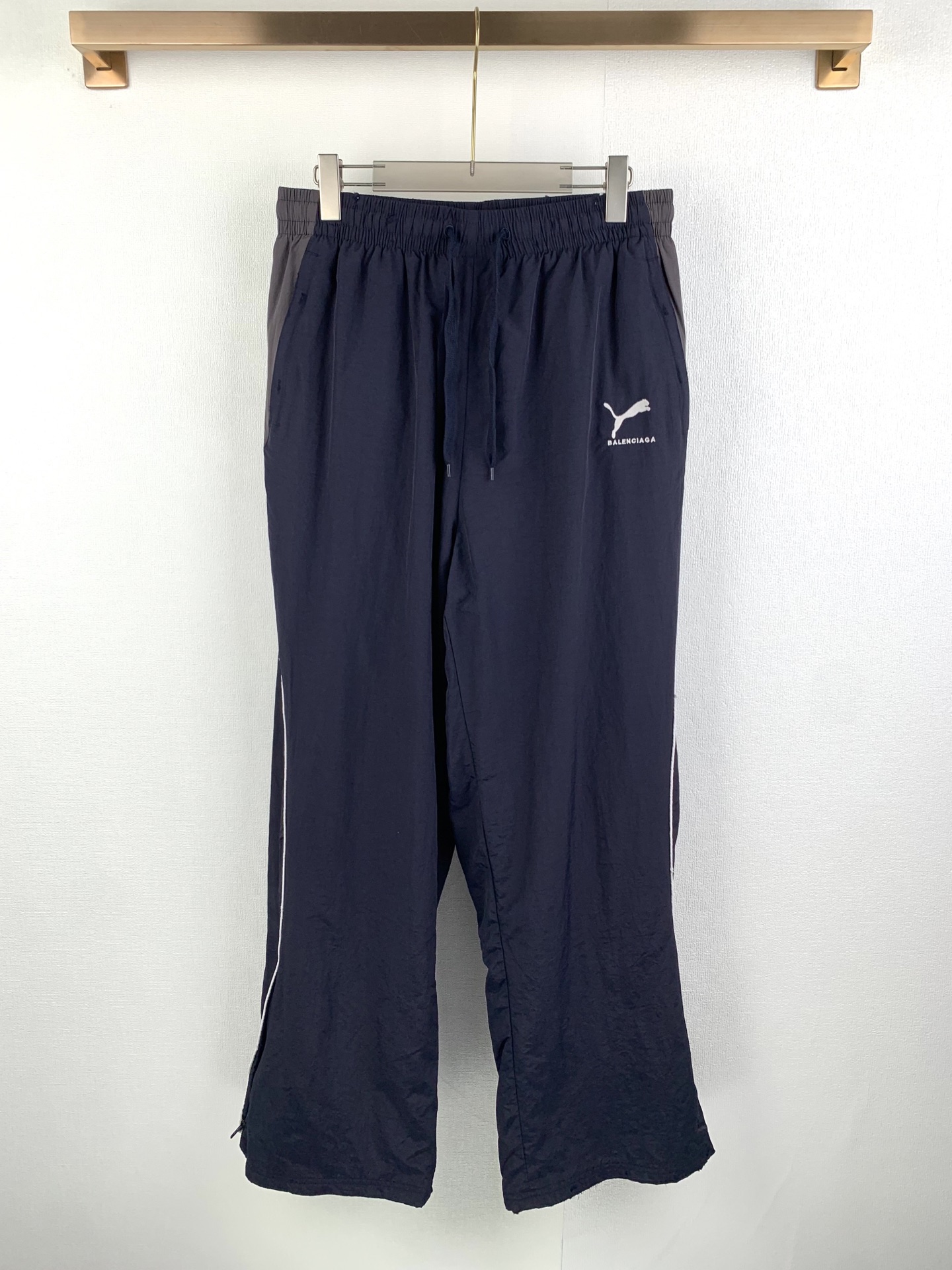 P240 Balenciaga xPuma pantalones casuales de pierna recta con logo bordado. Tejido: nailon técnico, bordado con máquina…