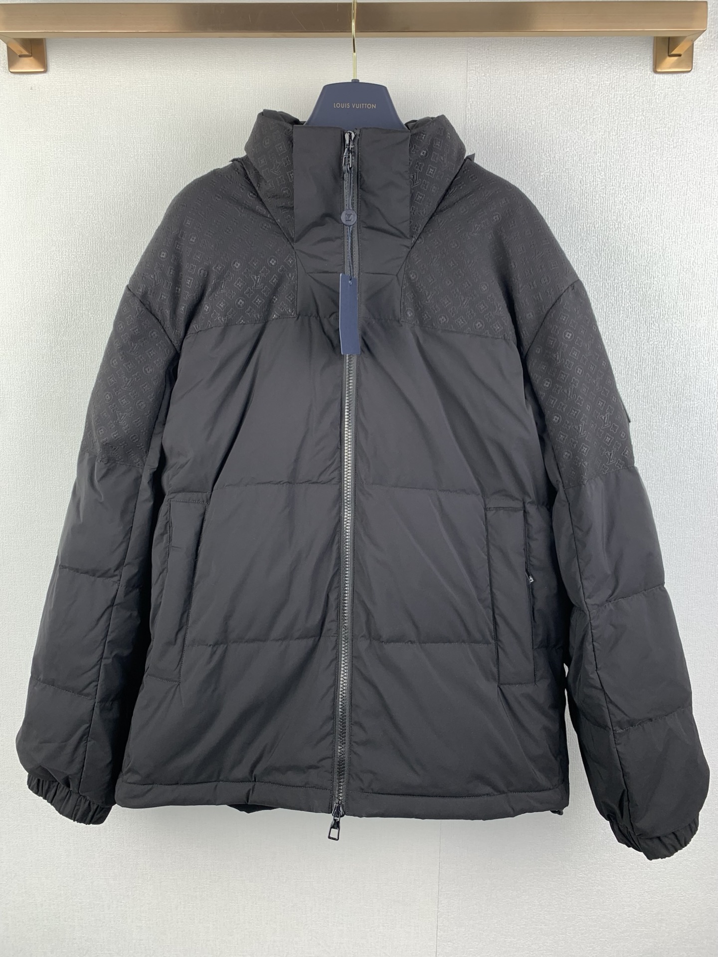 P435 Chaqueta de plumón con cremallera y capucha LOUIS VUITTON, compra y desarrollo genuinos para 29500, tela personali…