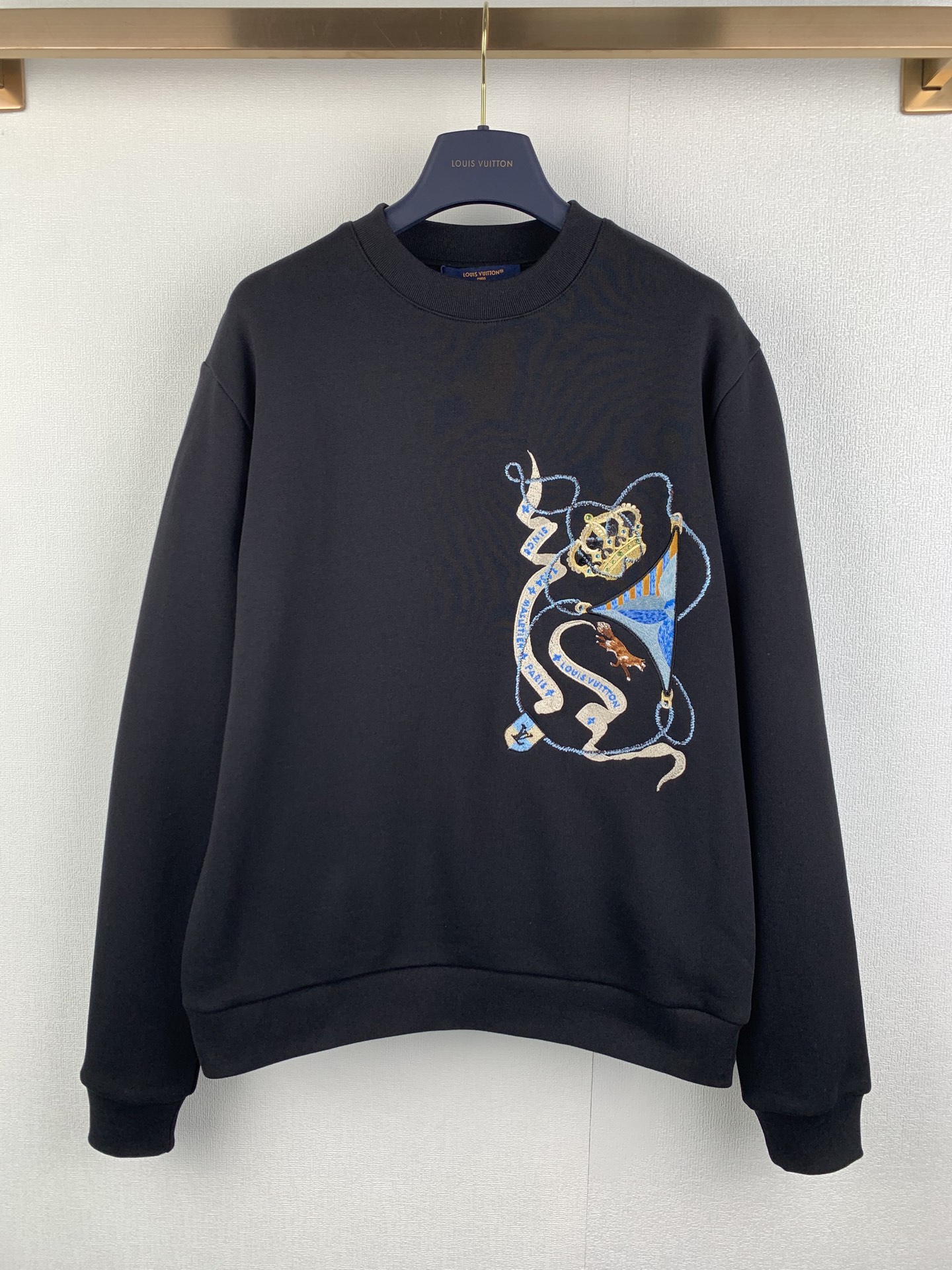 P205 LOUIS VUITTON [Bordado] Sudadera de manga larga con tachuelas de corona y diamantes Tejido: hilo doble de 26 hilos…
