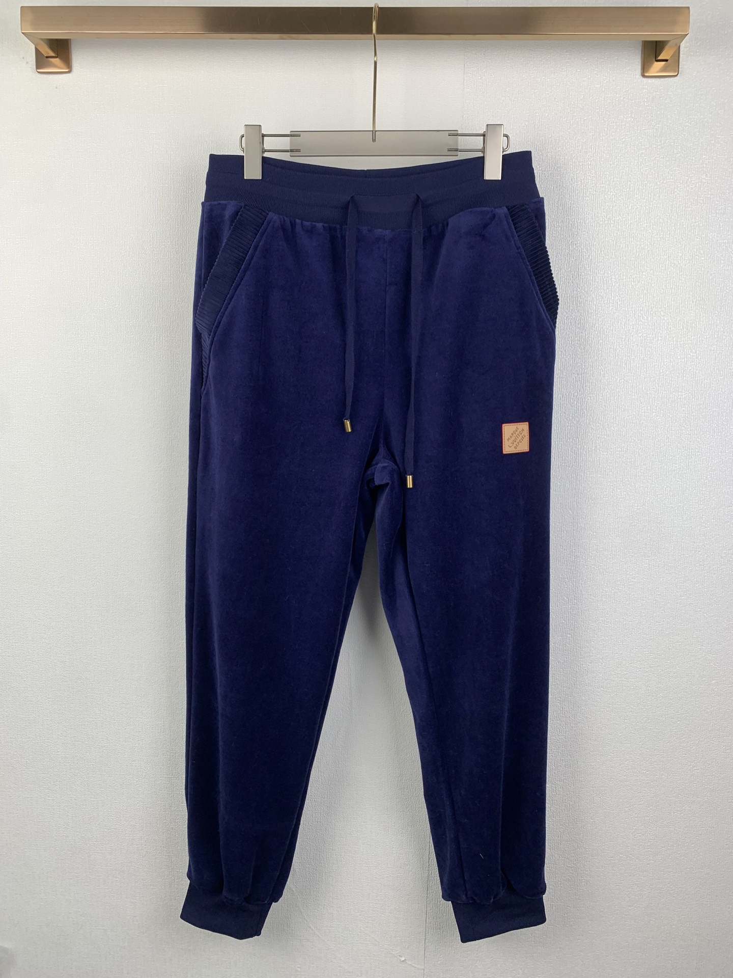 P260 LOUIS VUITTON Pantalones casuales con insignia de color liso de terciopelo Louis, tejido personalizado, herrajes p…