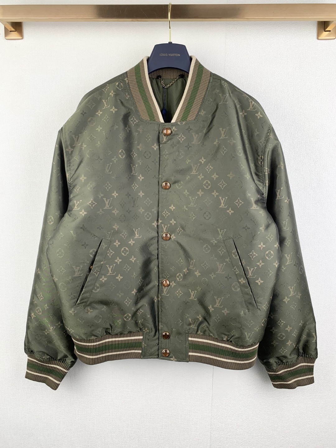 P330 LOUIS VUITTON Chaqueta bomber Louis MONOGRAM Esta chaqueta bomber LV cuidadosamente acolchada está confeccionada c…