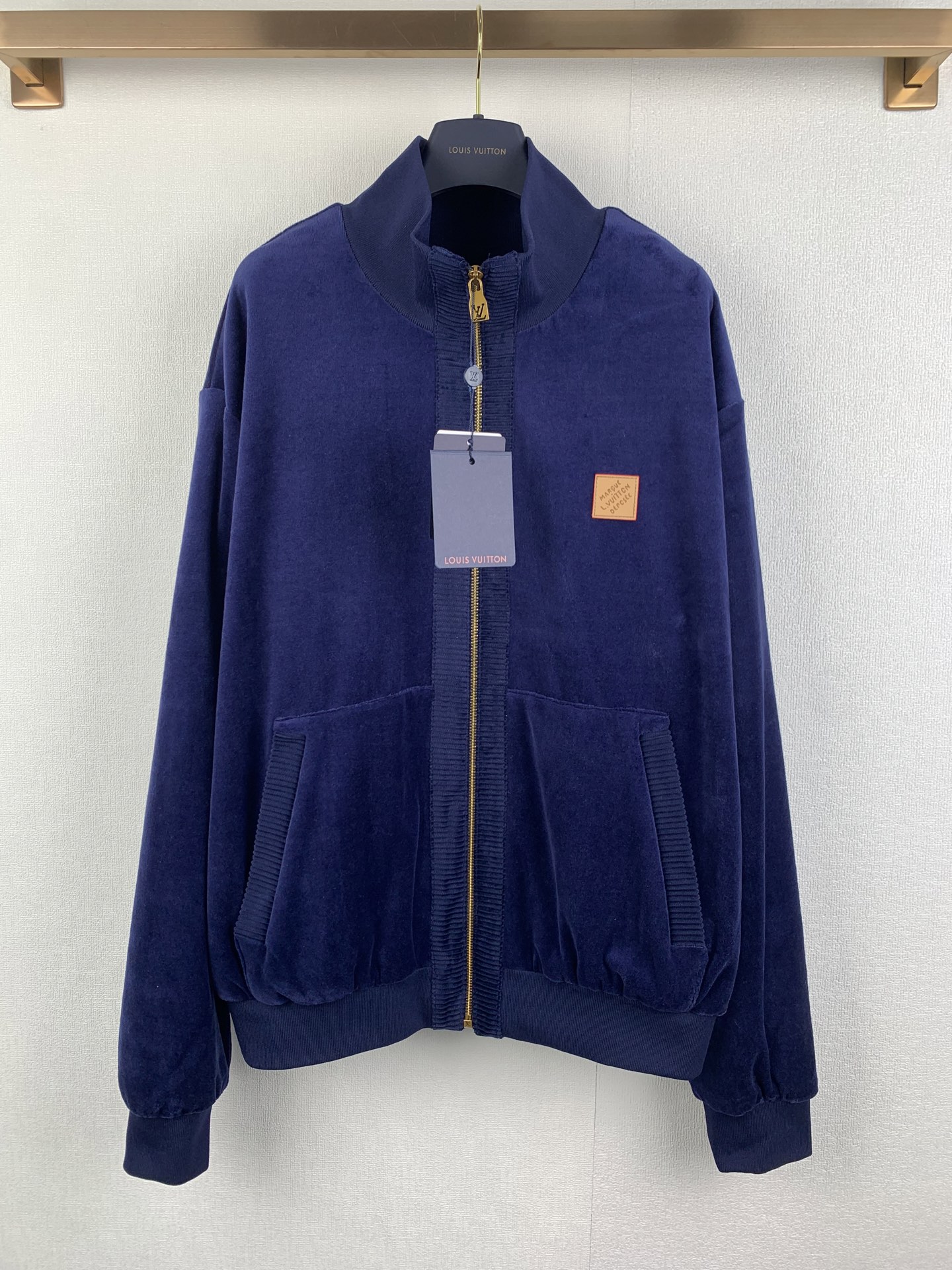 P365 LOUIS VUITTON La chaqueta de terciopelo azul Louis mejora los looks de día y de noche con un diseño dinámico. La s…