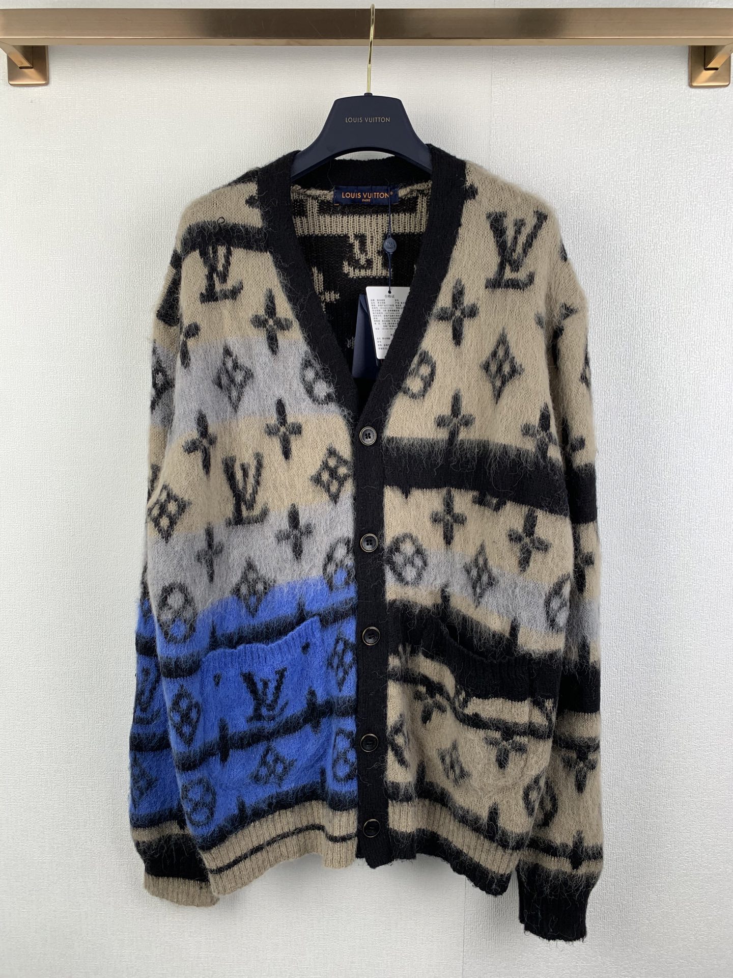 P260 LOUIS VUITTON Louis 25ss nuevo suéter tipo cárdigan de mohair MONOGRAM. Este cárdigan está confeccionado en rico m…