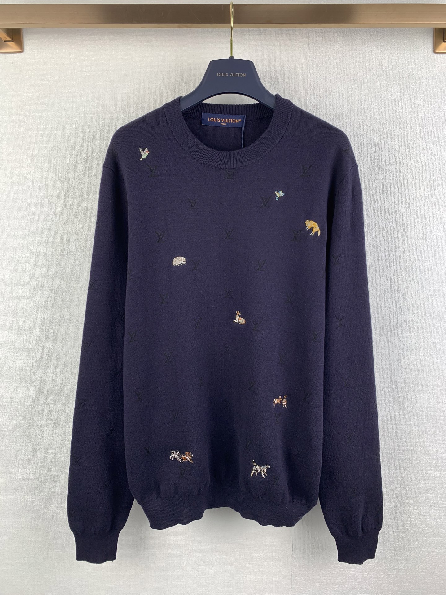 P240 LOUIS VUITTON / Louis BLASON Jersey de manga larga con cuello redondo. Este elegante jersey de cuello redondo y ma…