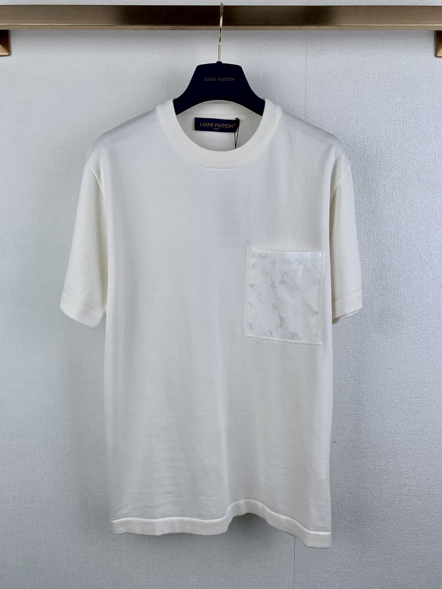 P165 LOUIS VUITTON/Louis 25SS camiseta de manga corta con bolsillo de nailon tejido jacquard y empalme de punto nuevo. …