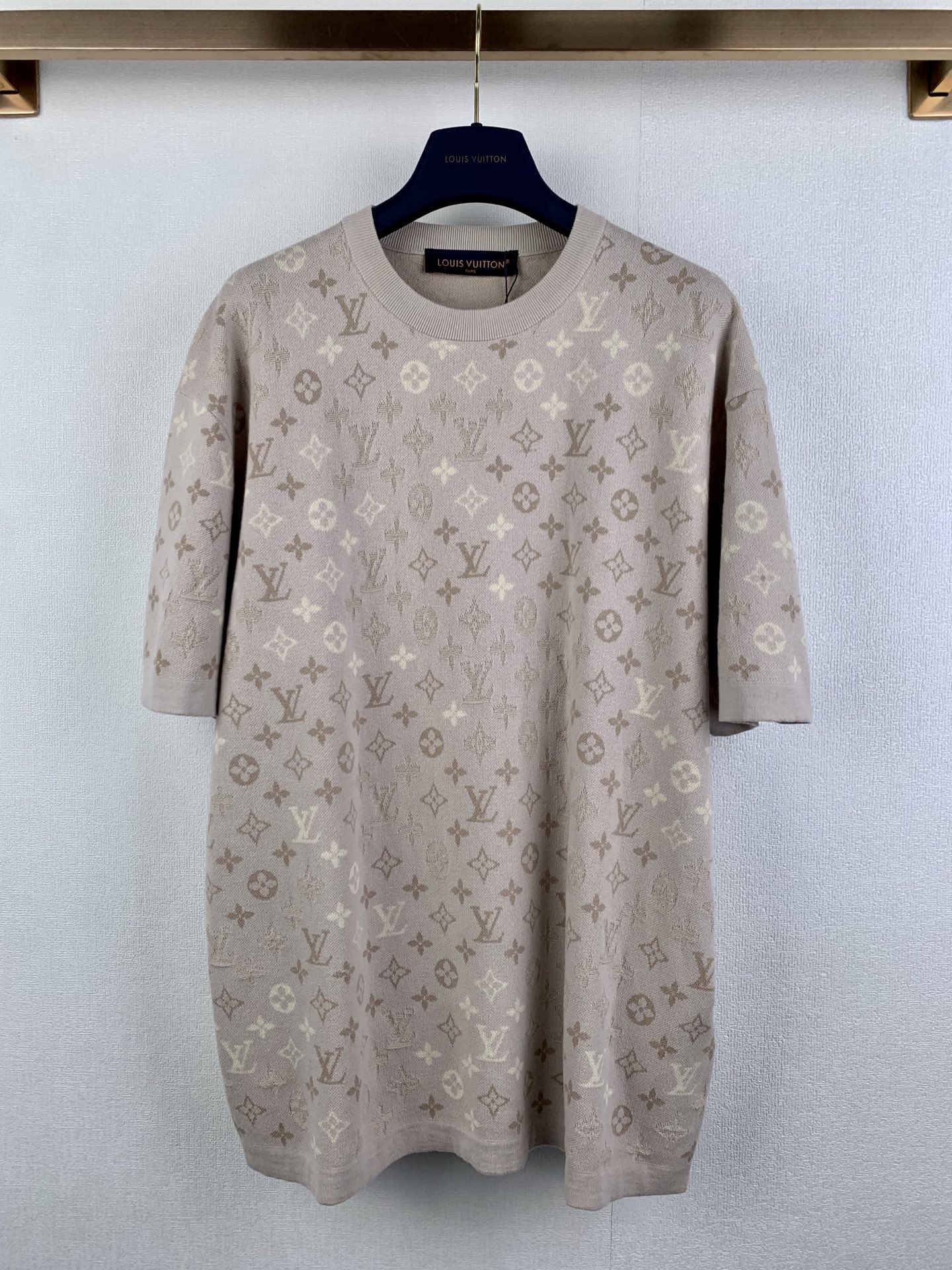 P165 LOUIS VUITTON manga corta en jacquard con letras degradadas. Compra original y desarrollo. Tejido: tejido de algod…