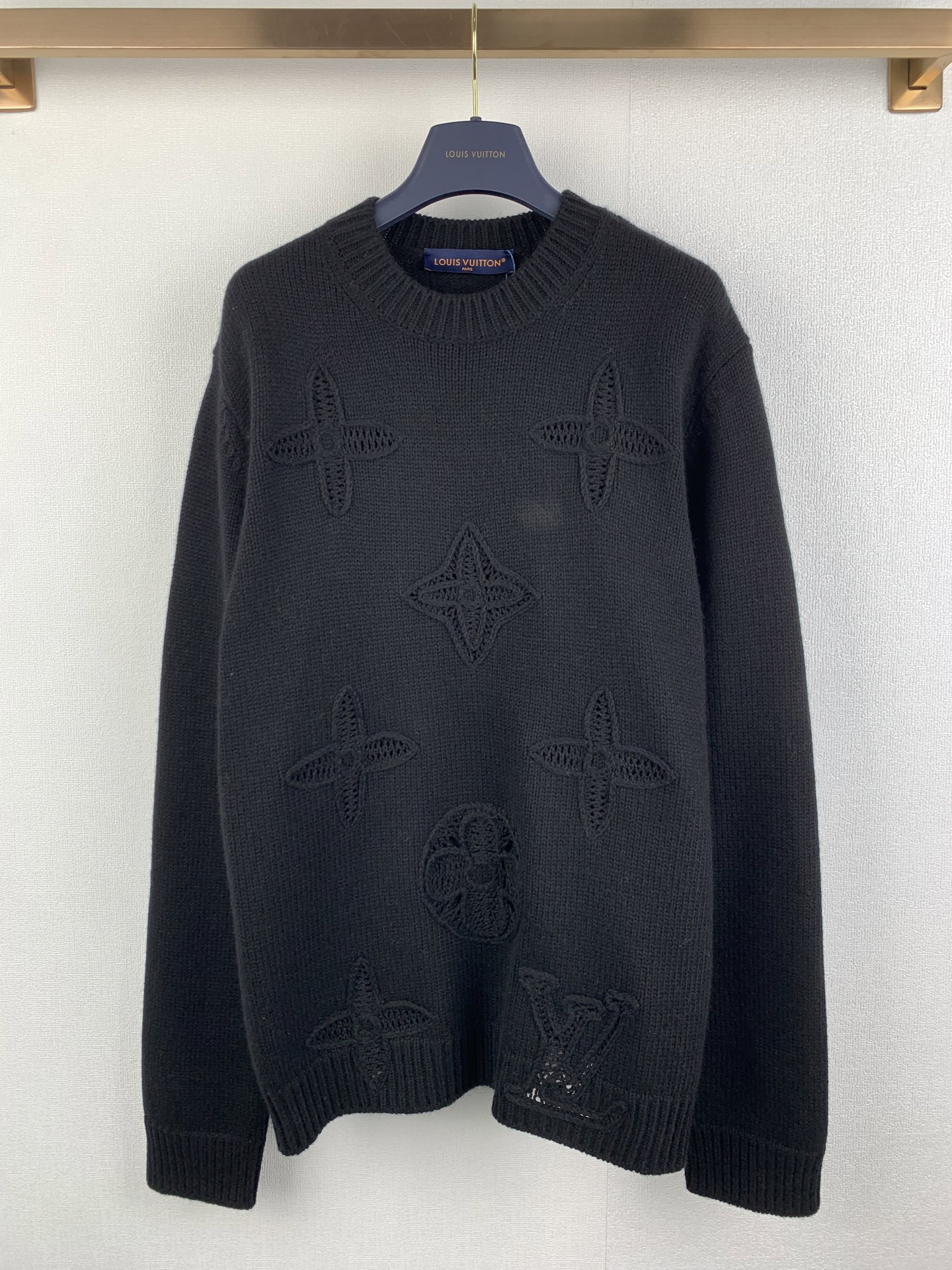 P405 LOUIS VUITTON / Jersey de cuello redondo de lana hueca decorativa Louis Jersey de cuello redondo de lana hueca dec…