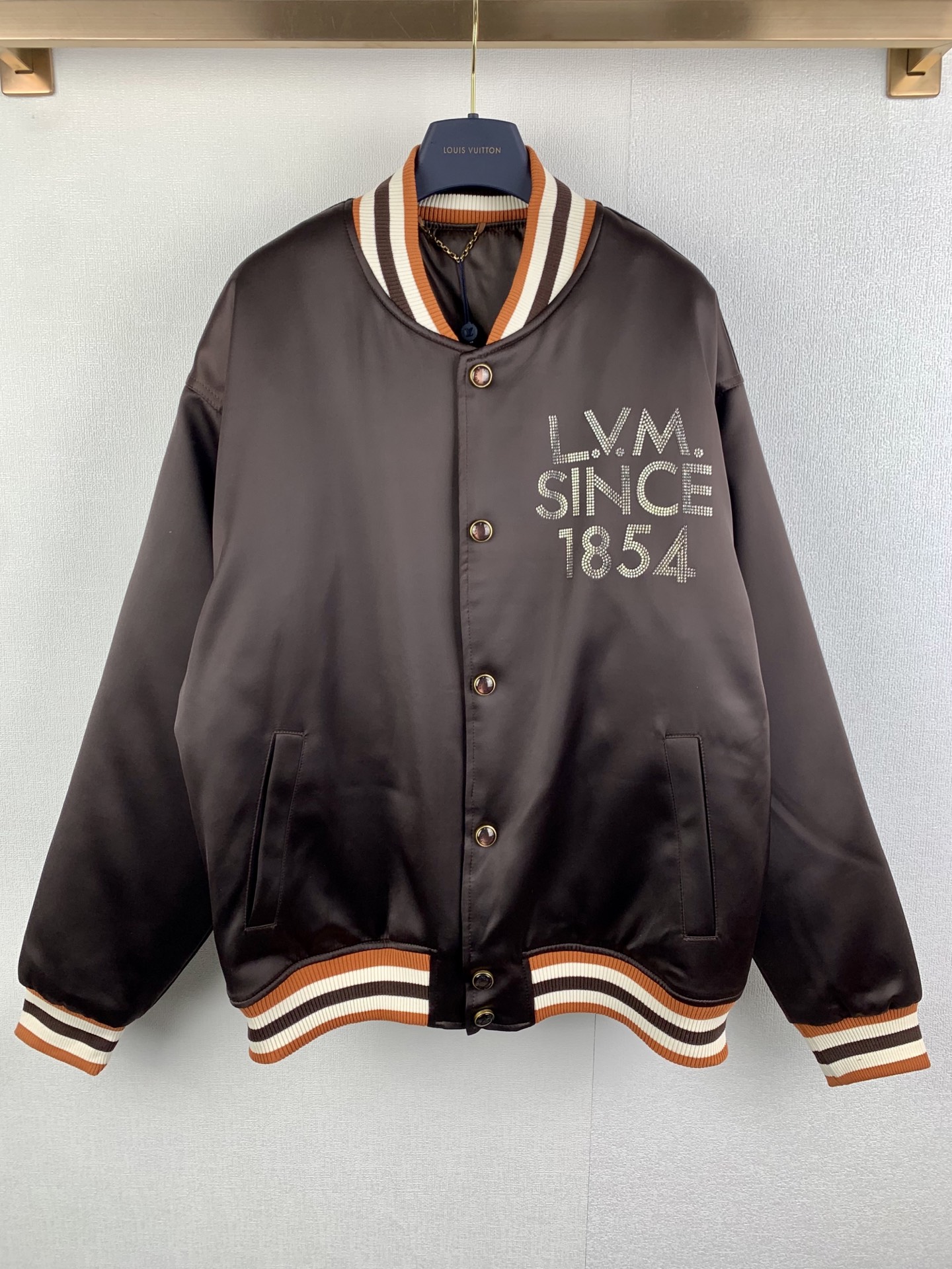 P305 LOUIS VUITTON/Louis 26ss Chaqueta con letras bordadas y perforadas en caliente. Compra y desarrollo originales, bo…