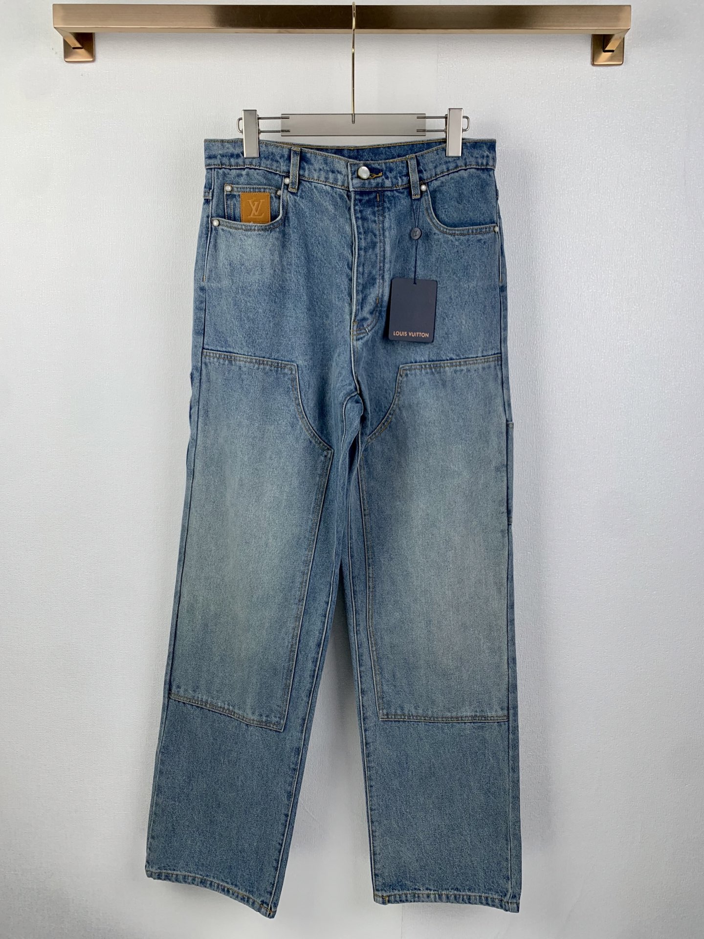 P305 LOUIS VUITTON / Jeans de trabajo Estos jeans de trabajo, un elemento básico de tu guardarropa, están confeccionado…