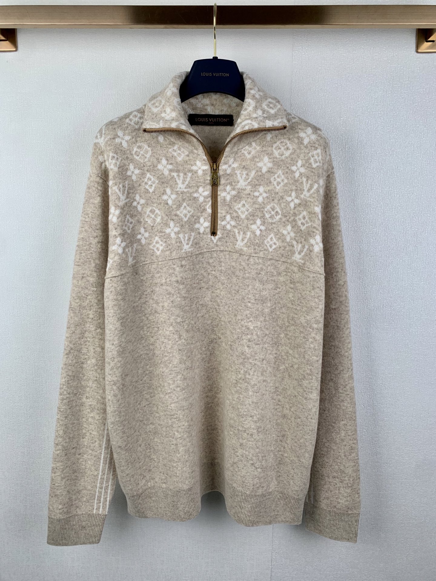 P235 Jersey LOUIS VUITTON 26SS de lana de oveja acanalada con media cremallera, producto genuino adquirido y desarrolla…