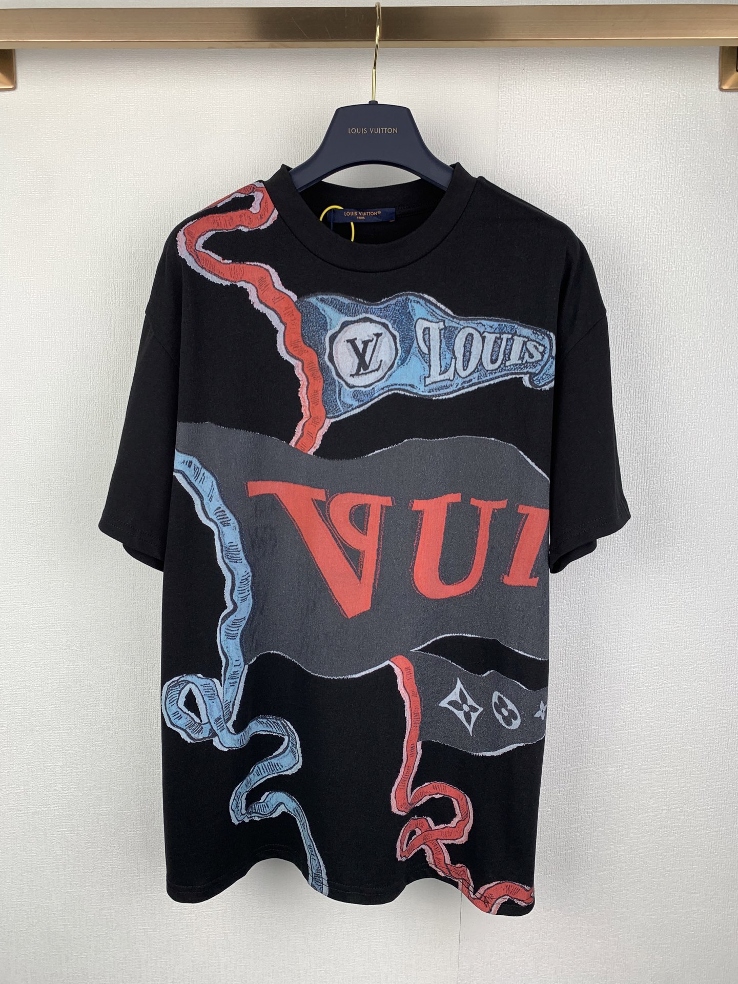 P135 La tela de manga corta con cuello redondo y estampado de graffiti Louis Vuitton Louis LV está hecha del material d…