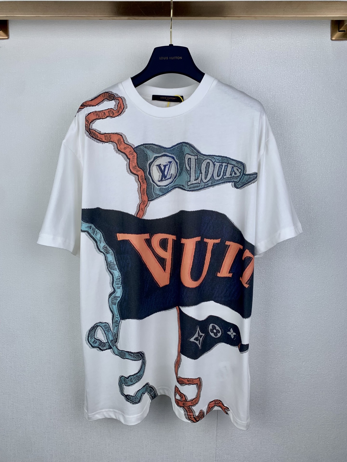 P135 Louis Vuitton Camiseta de manga corta con cuello redondo y estampado de graffiti Louis LV La tela está hecha del m…