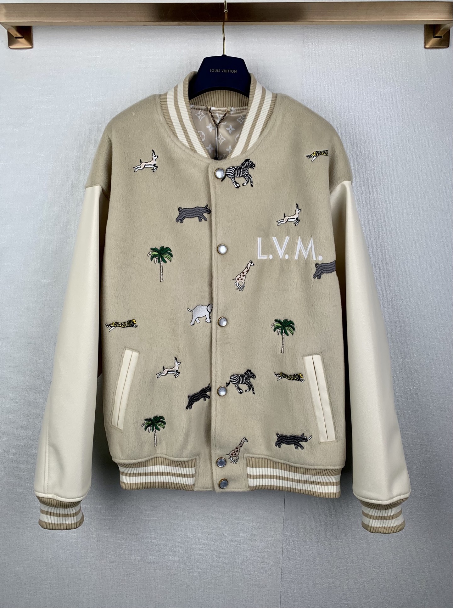 P315 Chaqueta de béisbol con bordado de animales Louis Vuitton Louis/LV. 48.000 comprados para desarrollo original. Tex…
